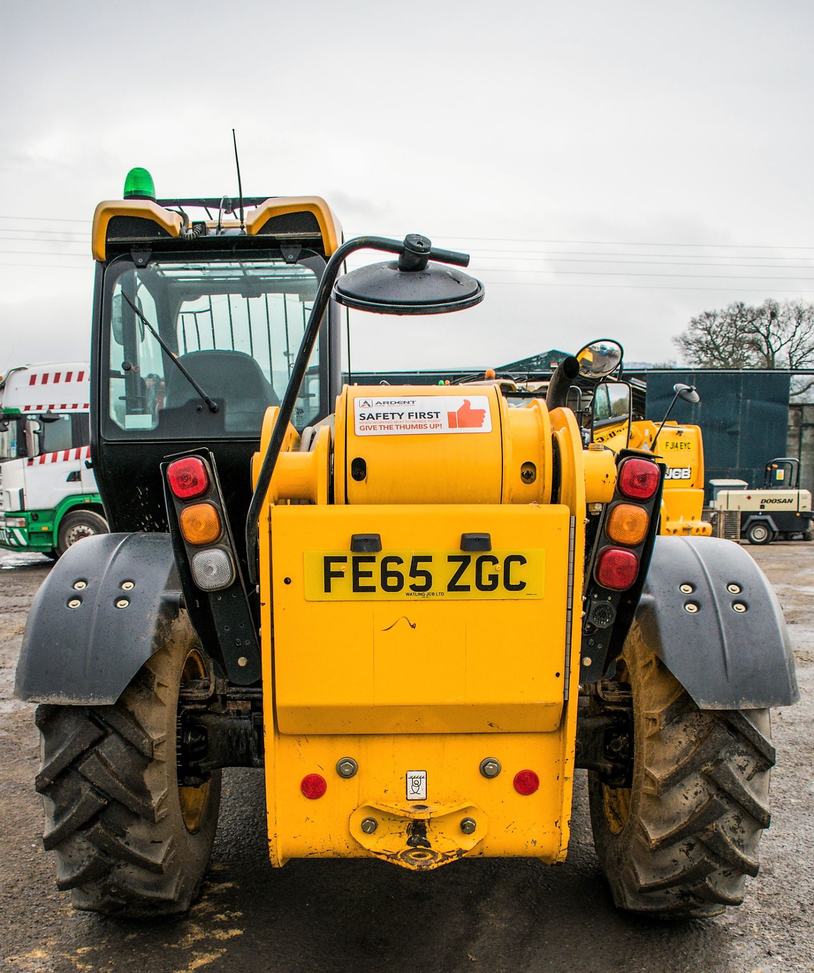 JCB 535-125 12.5 metre telescopic handler  Year: 2015 S/N: 02350437 Rec Hours: 2350 c/w sway - Image 6 of 14