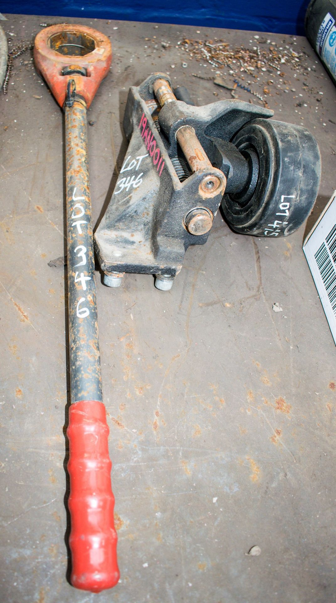 Pipe wrench & roller