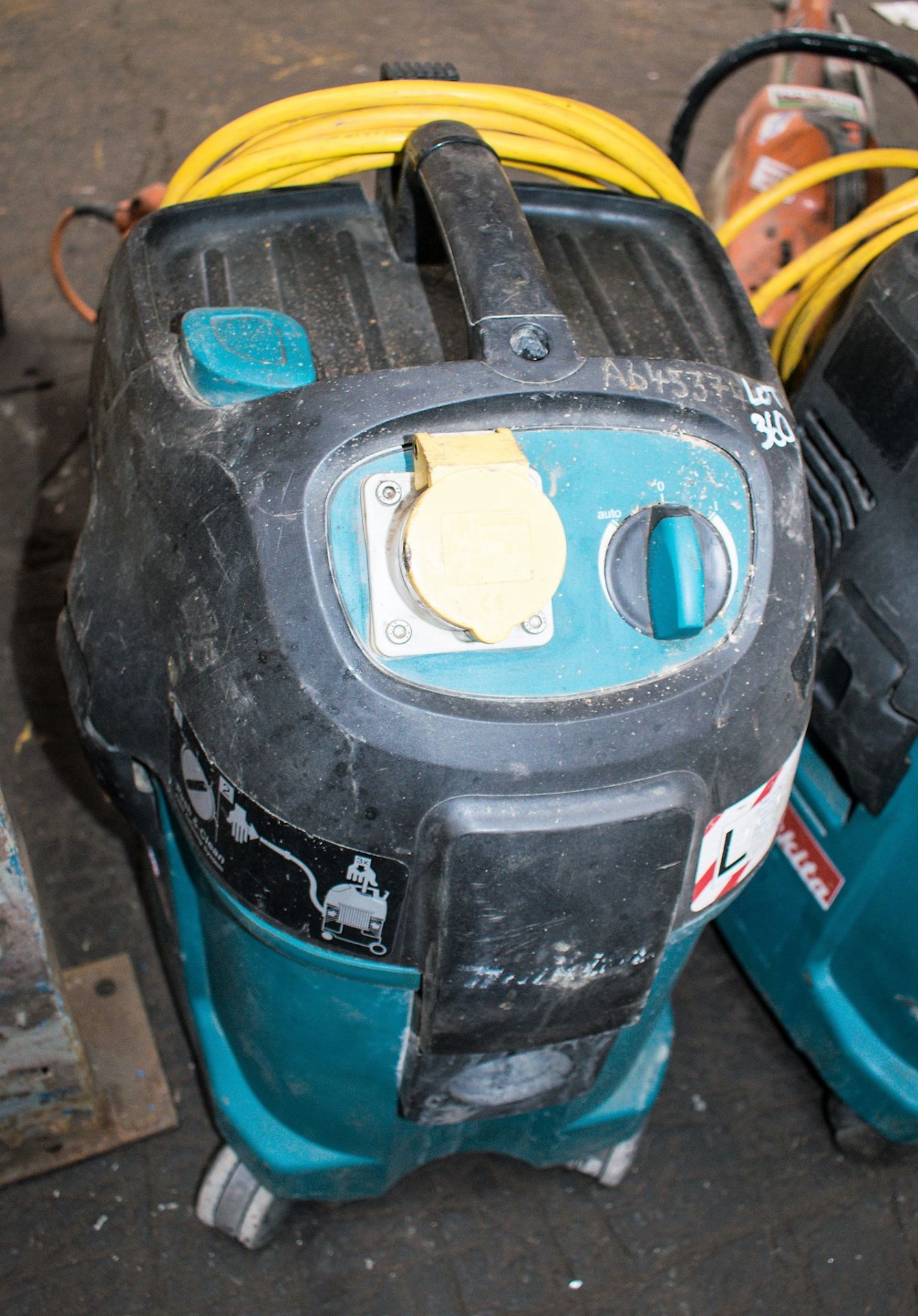 Makita 446L 110v vacuum cleaner ** No hoses ** A645374