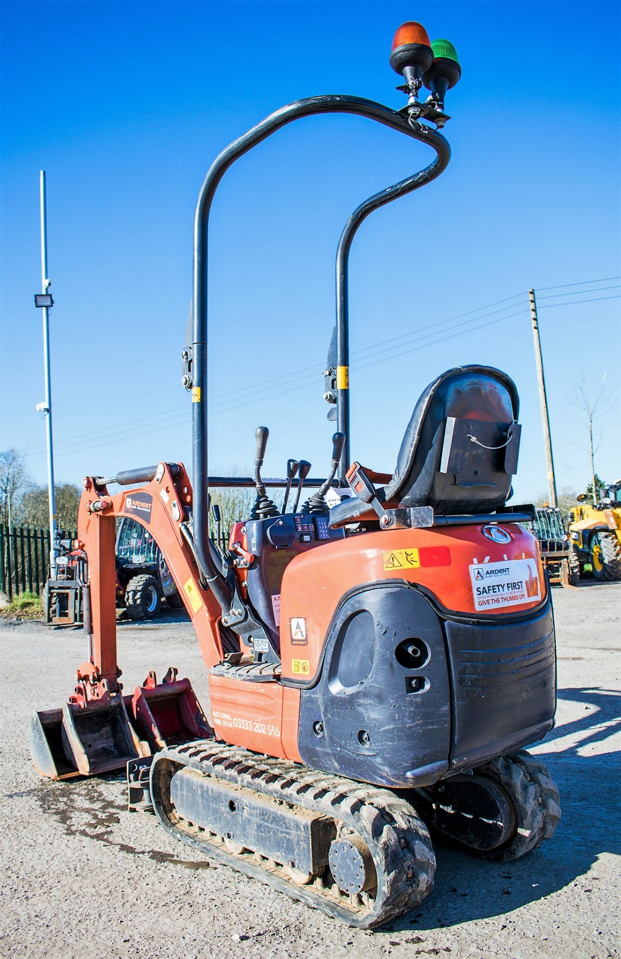 Kubota K008-3 0.8 tonne rubber tracked micro excavator Year: 2017 S/N: 29292 Recorded Hours: 561 - Image 3 of 12