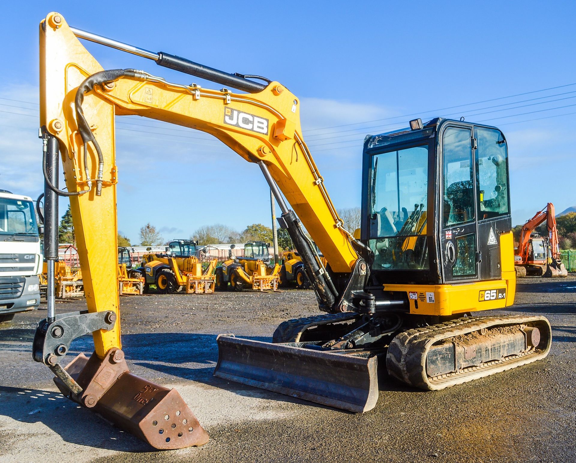 JCB 65R-1 6.5 tonne rubber tracked reduced tail swing midi excavator Year: 2015  S/N: 1913919 Rec