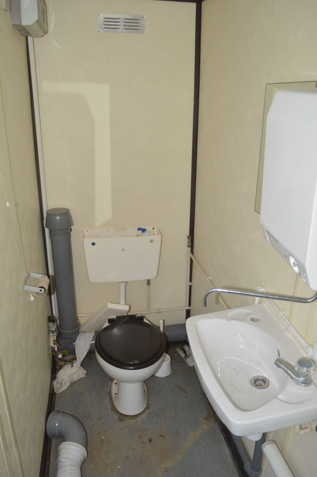 12 ft x 9 ft steel jack leg anti vandal 2 + 1 toilet block unit  c/w keys in office  A439336 - Image 5 of 7