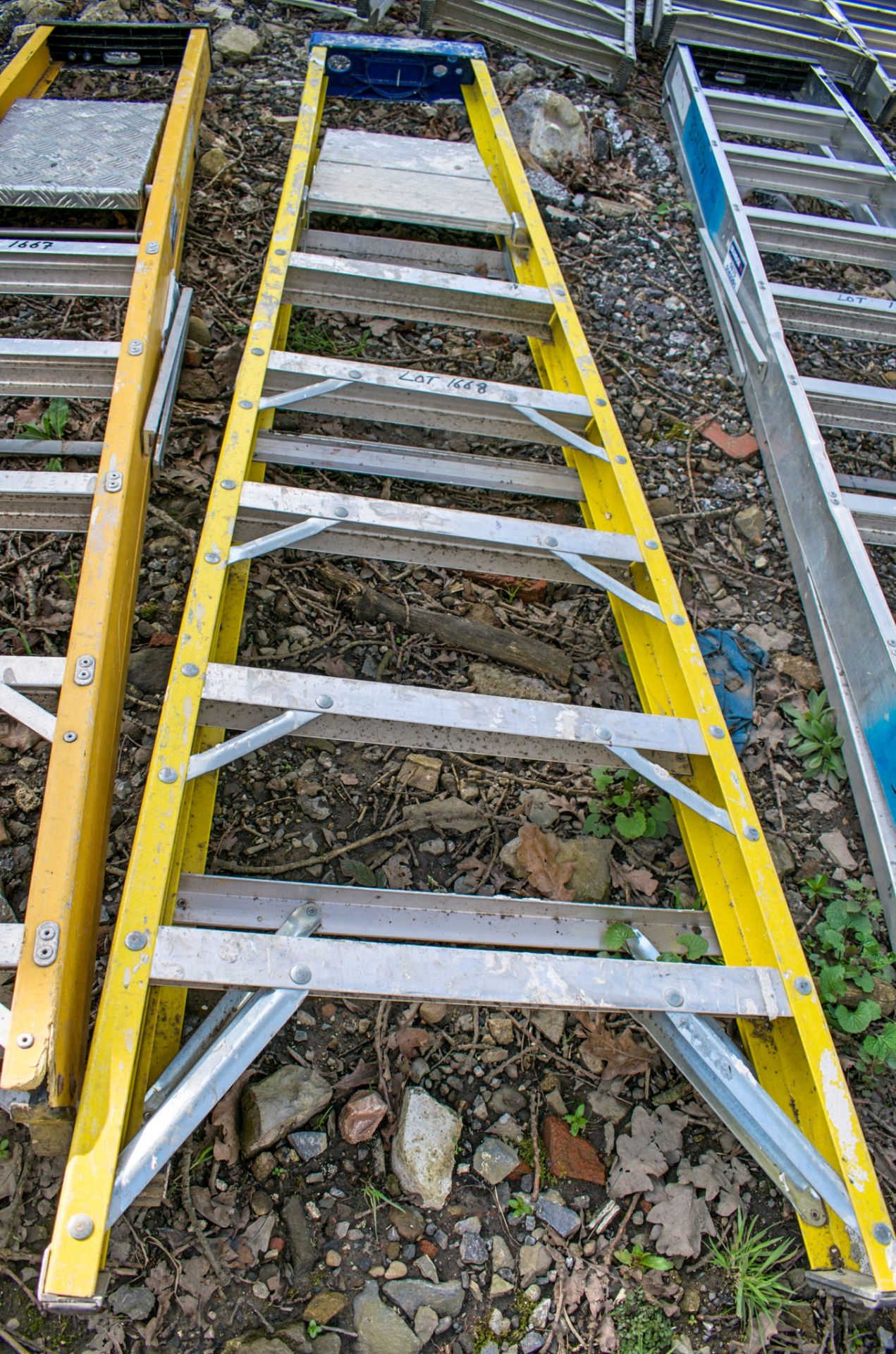 6 tread glass fibre framed step ladder 33250061