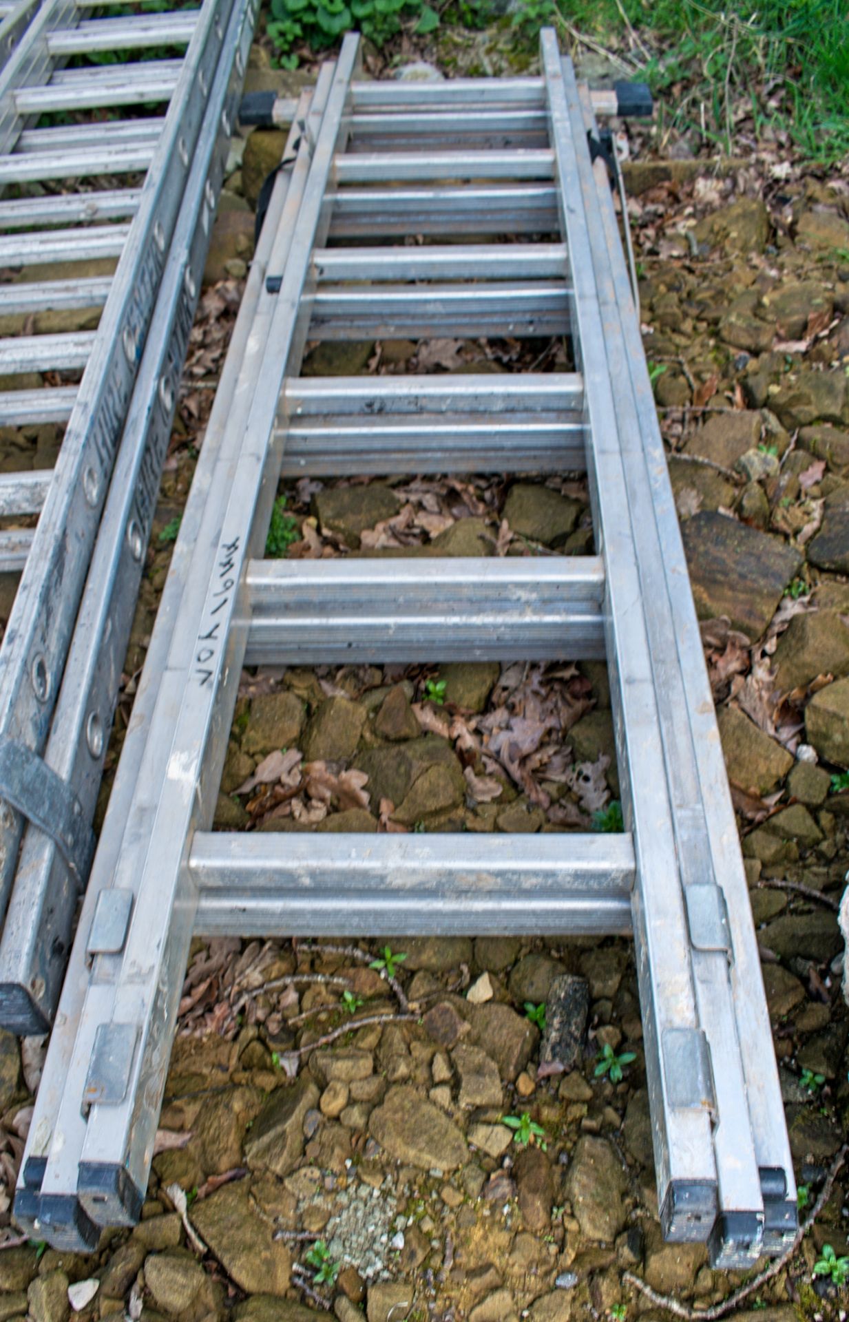 3 stage extending aluminium ladder 33730060