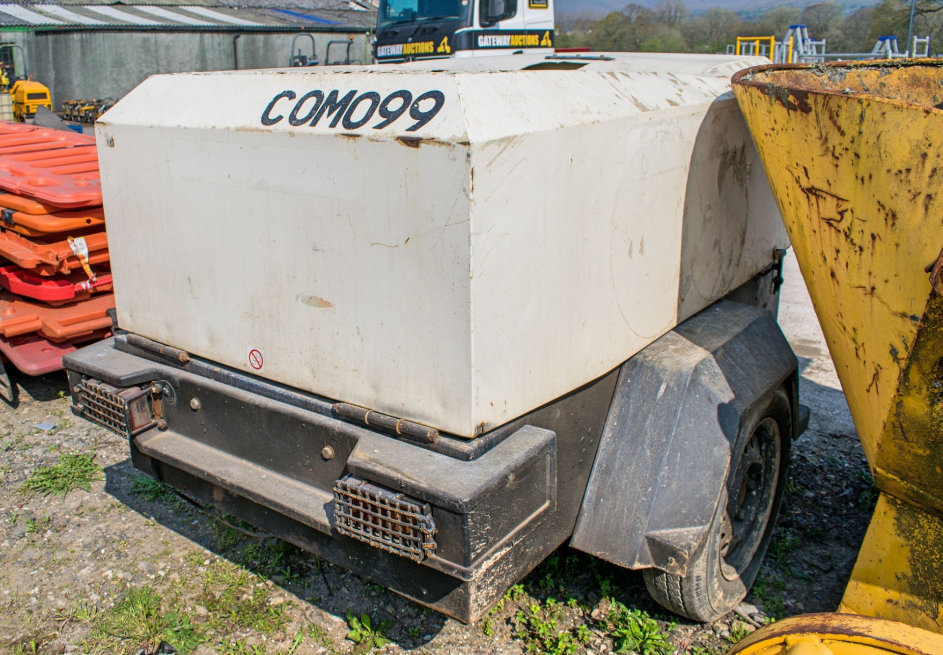 Ingersoll Rand 726 diesel driven mobile air compressor Year: 2010 S/N: 108584 Recorded Hours: 959 - Image 2 of 3