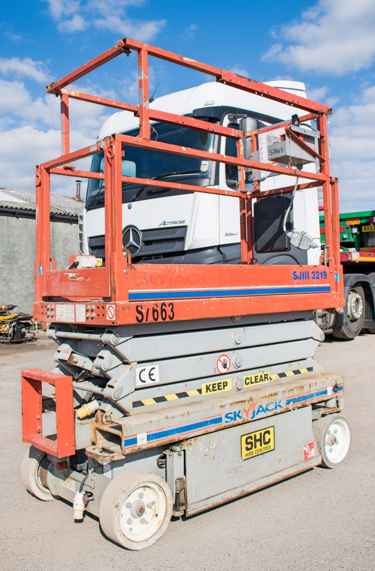 Skyjack SJIII 3219 19 ft battery electric scissor lift access platform Year: 2010 S/N: 22021174 - Image 3 of 6