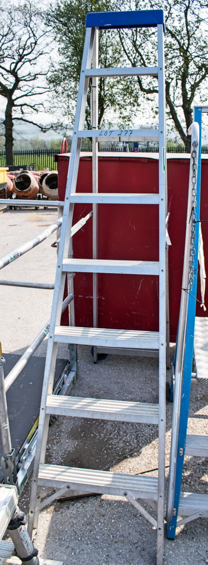 8 tread aluminium step ladder A672554