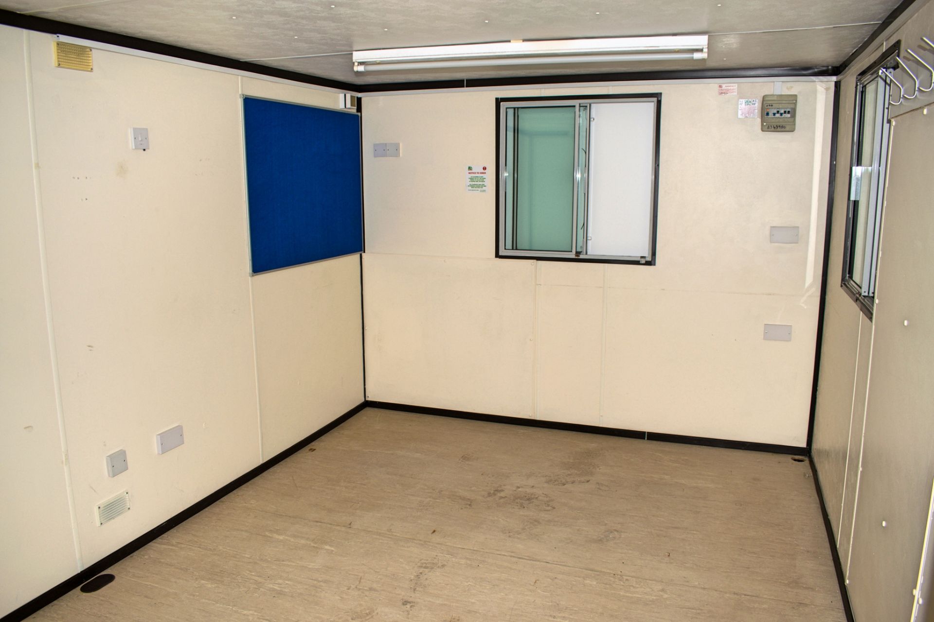 32 ft x 10 ft steel office/toilet unit Comprising of: office, ladies & gents toilet A343980 ** - Image 4 of 9