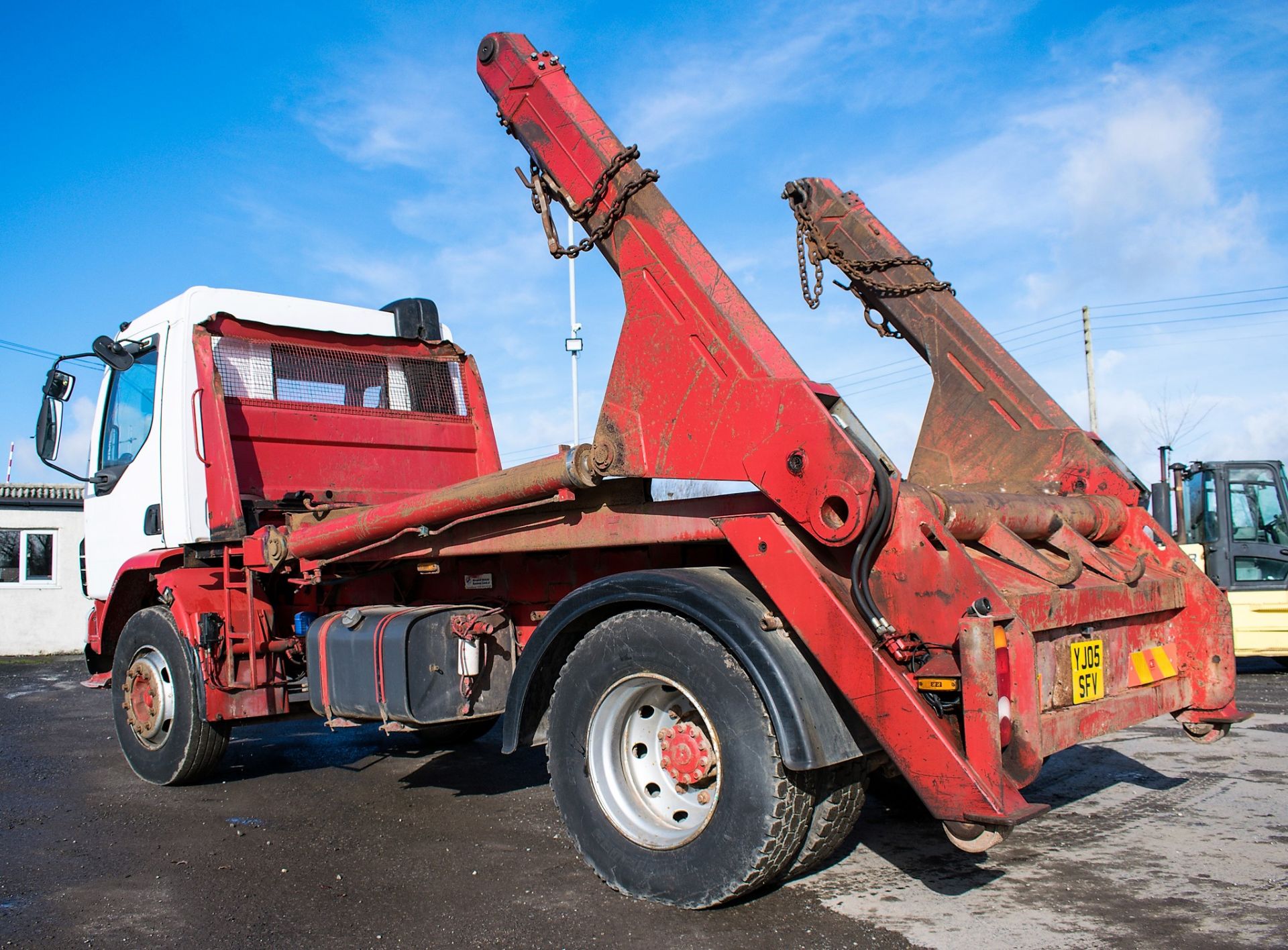 DAF LF55.220 18 tonne skip lorry Registration Number: YJ05 SFV Date of Registration: 01/05/2005 - Image 4 of 9