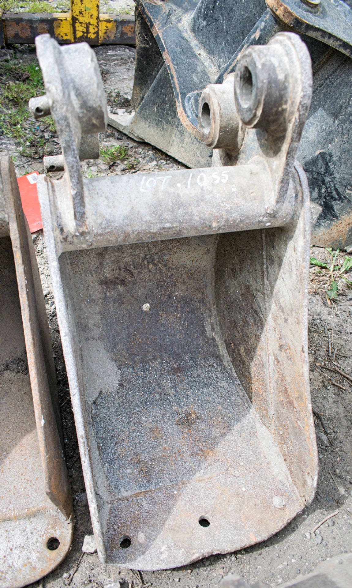 1 ft digging bucket