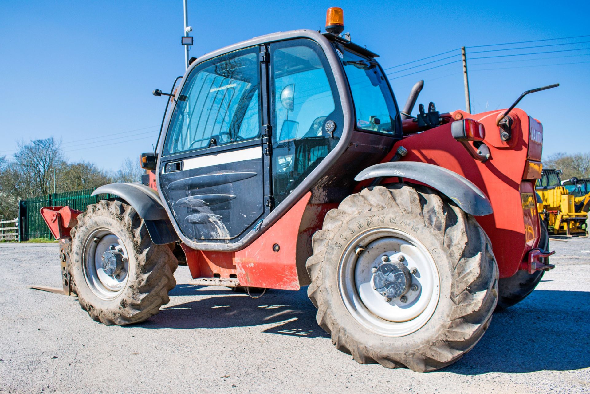 Manitou MT1030S 10 metre telescopic handler Year: 2007 S/N: 238586 Recorded Hours: 4406 c/w side - Image 3 of 13