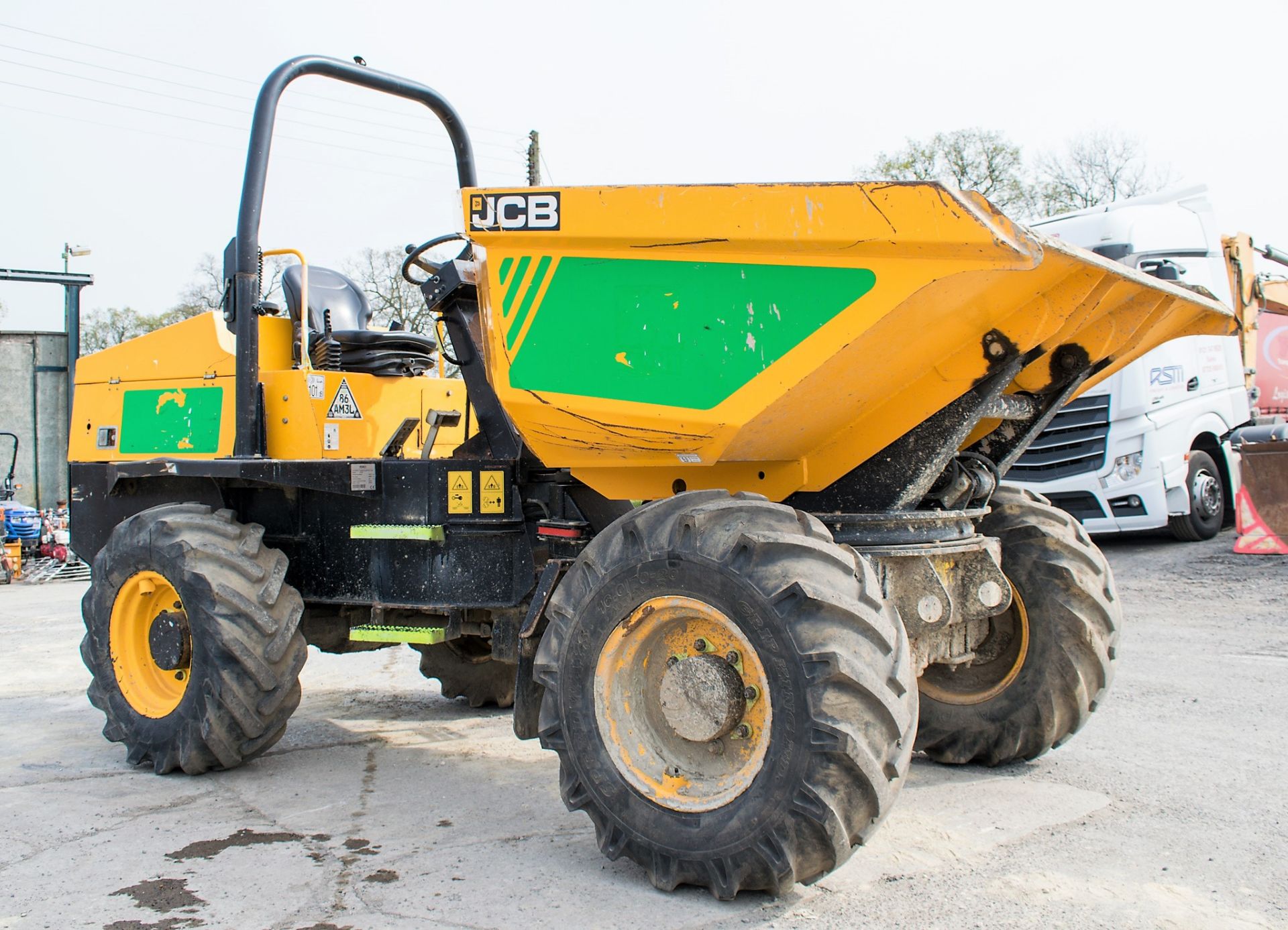 JCB 6 tonne swivel skip dumper Year: 2015 S/N: 7343 Recorded Hours: 632 A667114 - Image 2 of 14