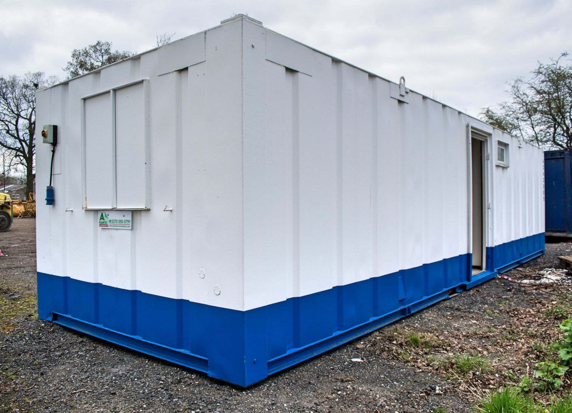 32 ft x 10 ft steel office/toilet unit Comprising of: office, ladies & gents toilet A343980 ** - Image 2 of 9