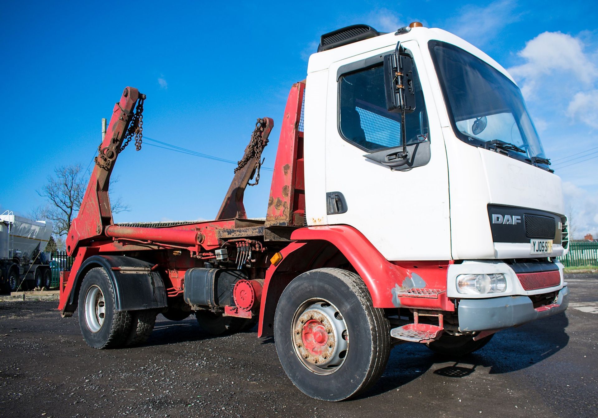 DAF LF55.220 18 tonne skip lorry Registration Number: YJ05 SFV Date of Registration: 01/05/2005 - Image 2 of 9