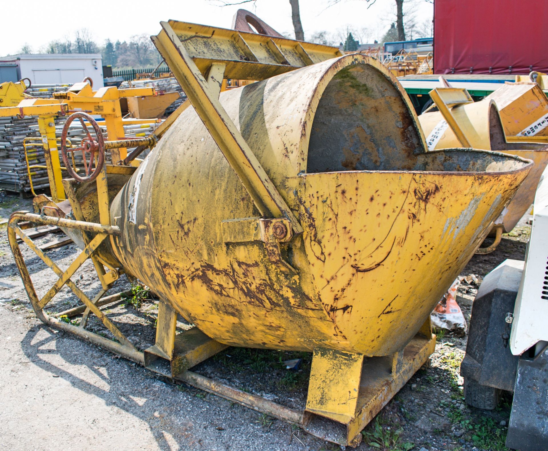 1500 litre concrete chute/skip