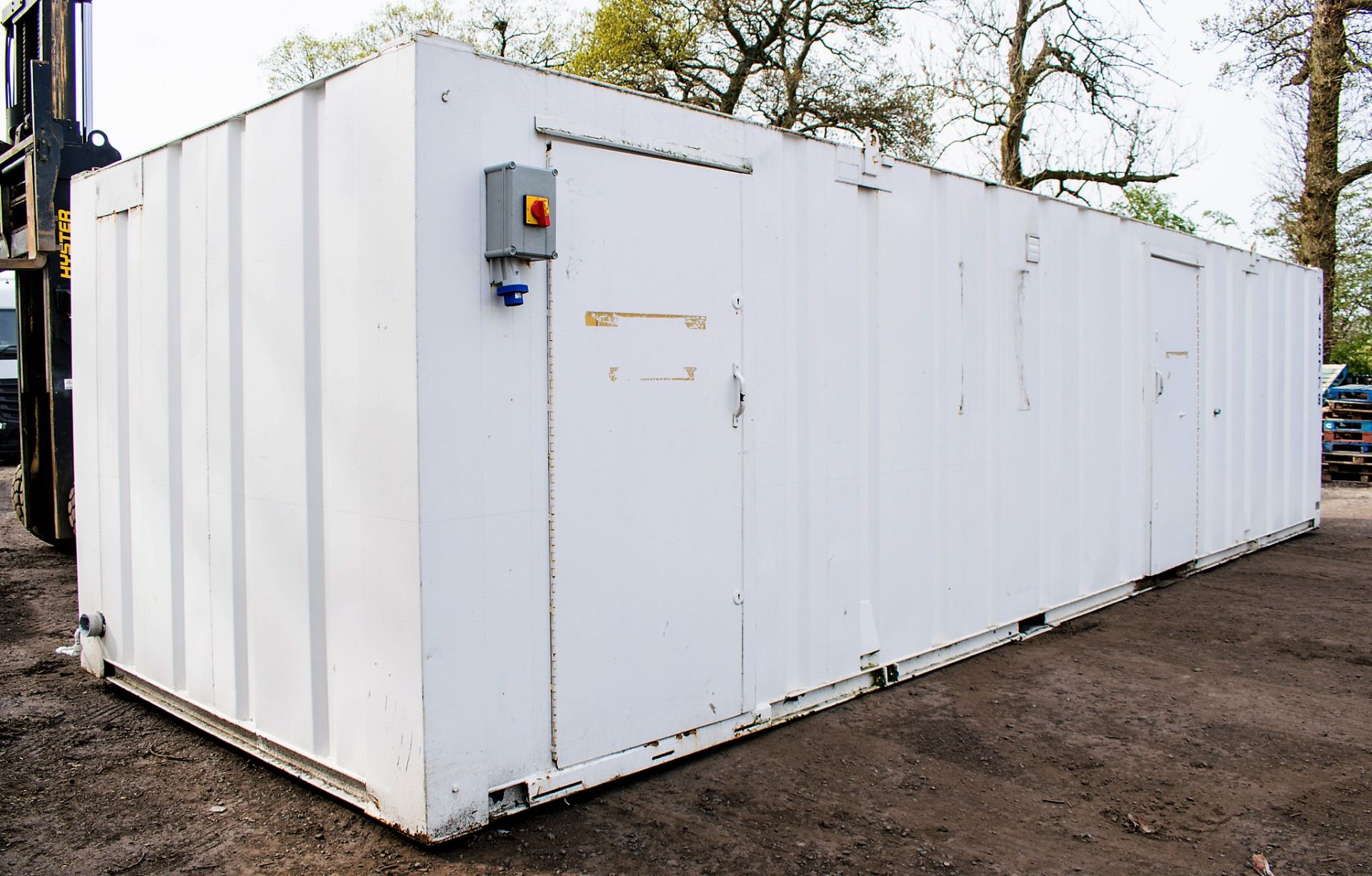 32 ft x 10 ft steel anti vandal toilet block c/w keys A405779