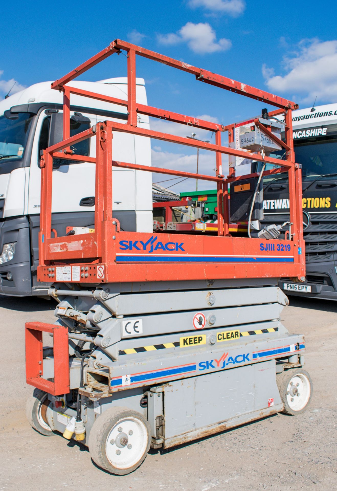 Skyjack SJIII 3219 19 ft battery electric scissor lift access platform Year: 2010 S/N: 22021173 - Image 3 of 6