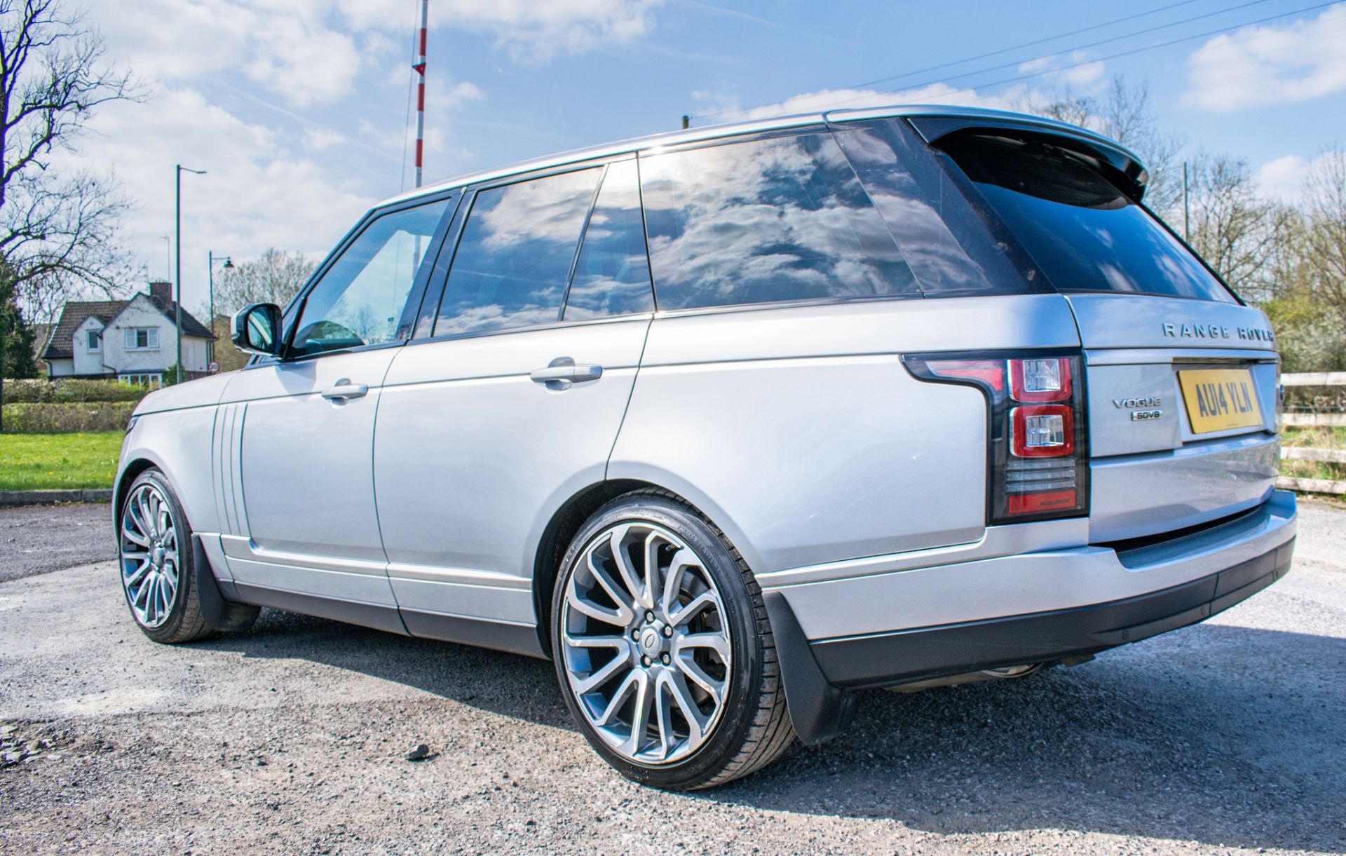 Range Rover Vogue SDV8 Auto 5 door estate SUV Registration Number: AU14 YLN Date of Registration: - Image 4 of 12