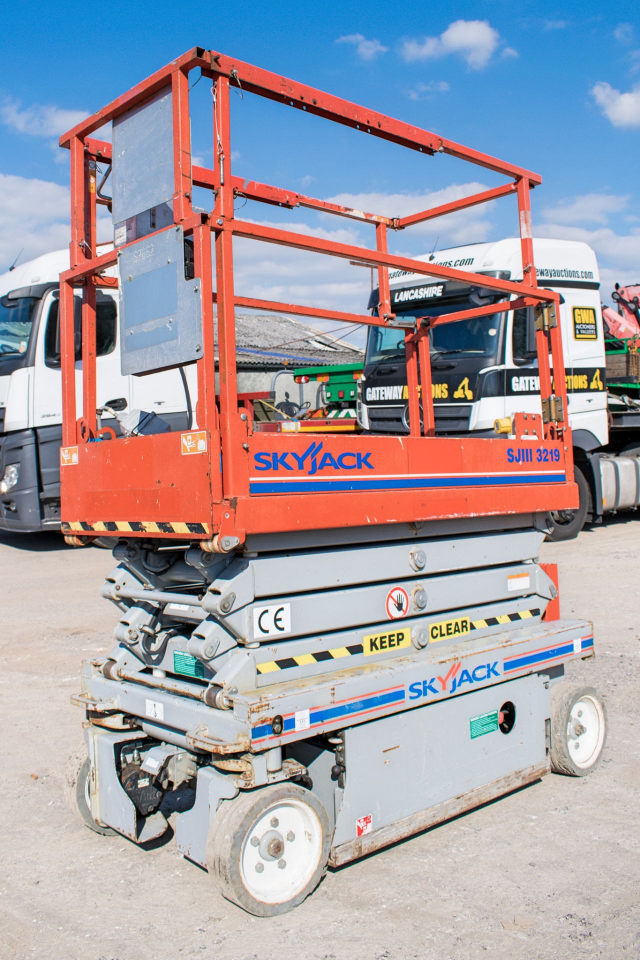 Skyjack SJIII 3219 19 ft battery electric scissor lift access platform Year: 2010 S/N: 22021173