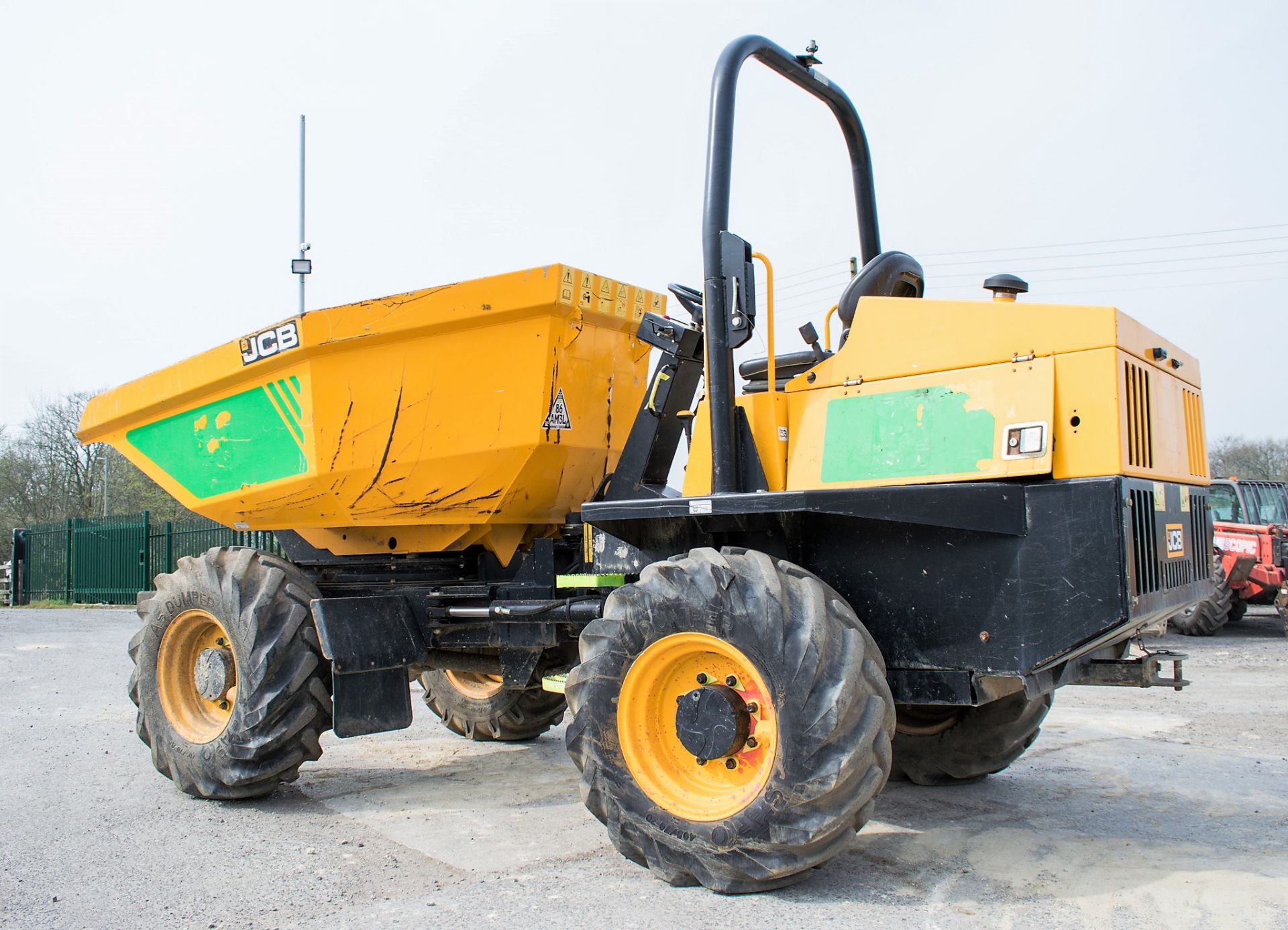 JCB 6 tonne swivel skip dumper Year: 2015 S/N: 7343 Recorded Hours: 632 A667114 - Image 3 of 14