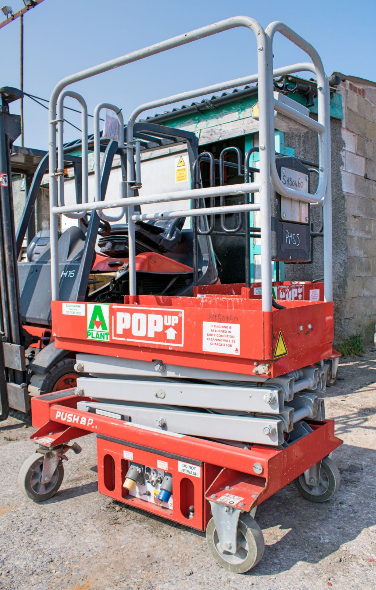 Push 8 Pro battery electric scissor lift Year: 2013 460 - Image 4 of 5