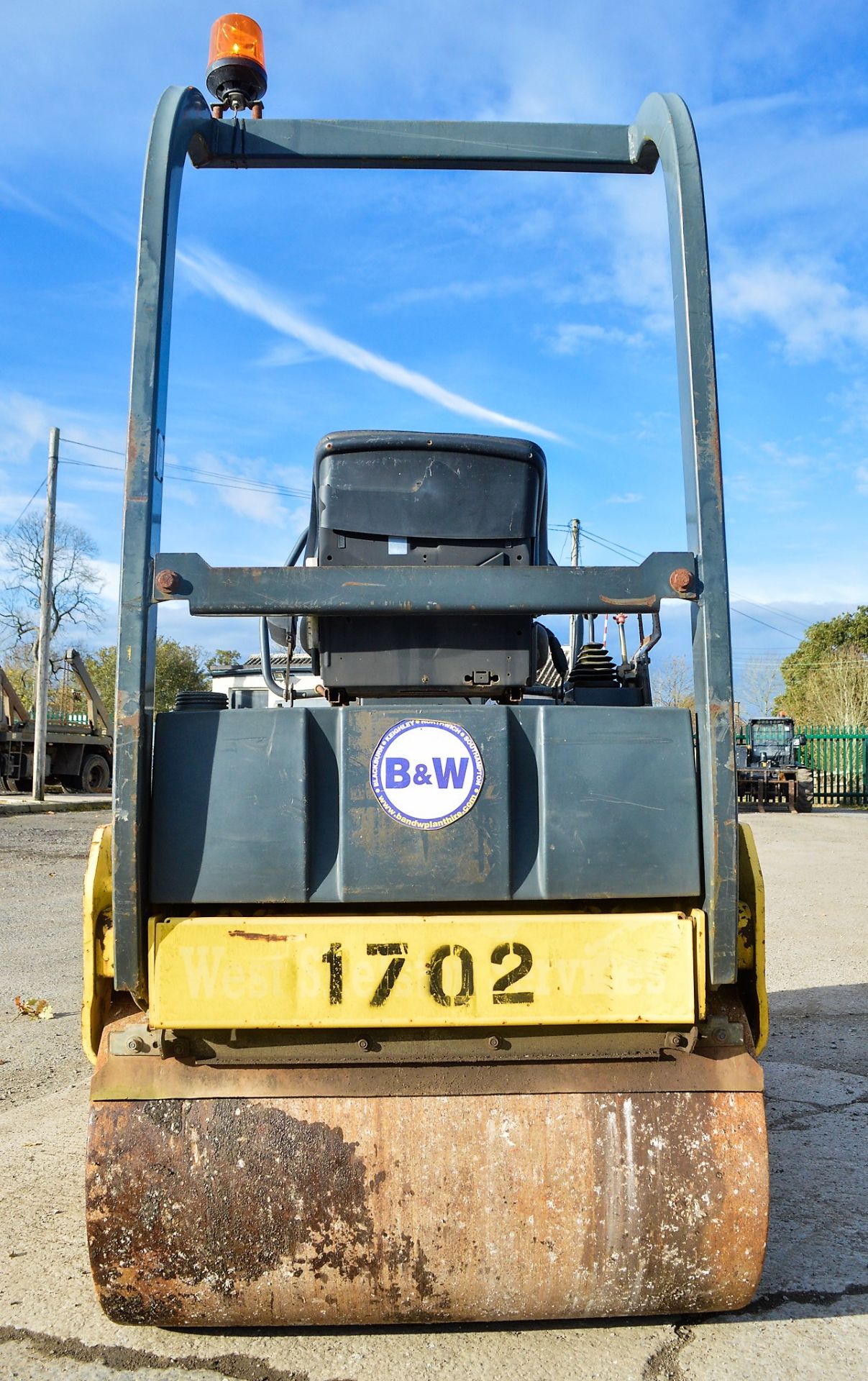 Bomag BW120 AD-3 double drum ride on roller Year: 2004 S/N: 519815 Recorded Hours: Not displayed ( - Image 6 of 8