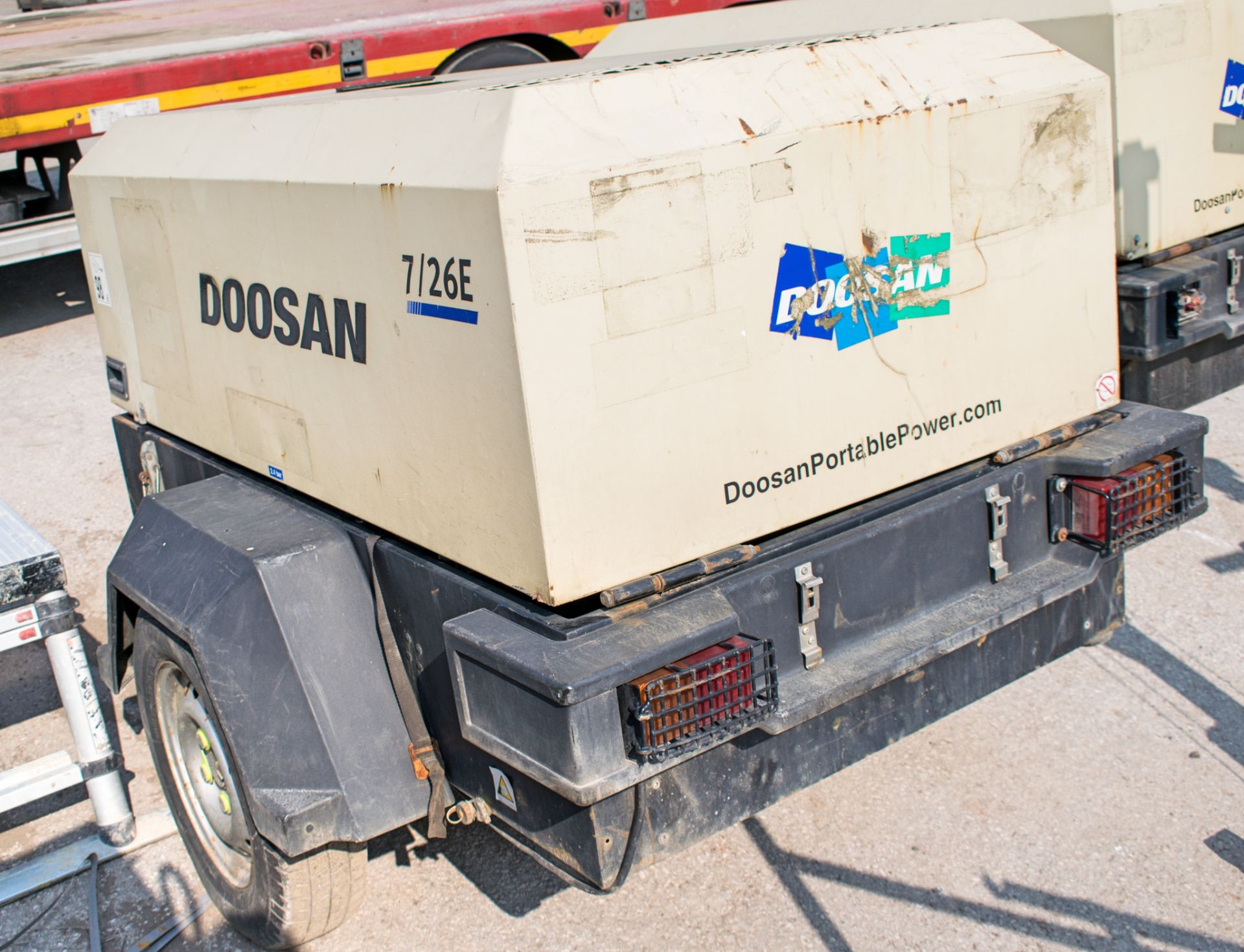 Doosan 726E diesel driven mobile air compressor/generator Year: 2012 S/N: 109270 Recorded Hours: 576 - Image 2 of 3