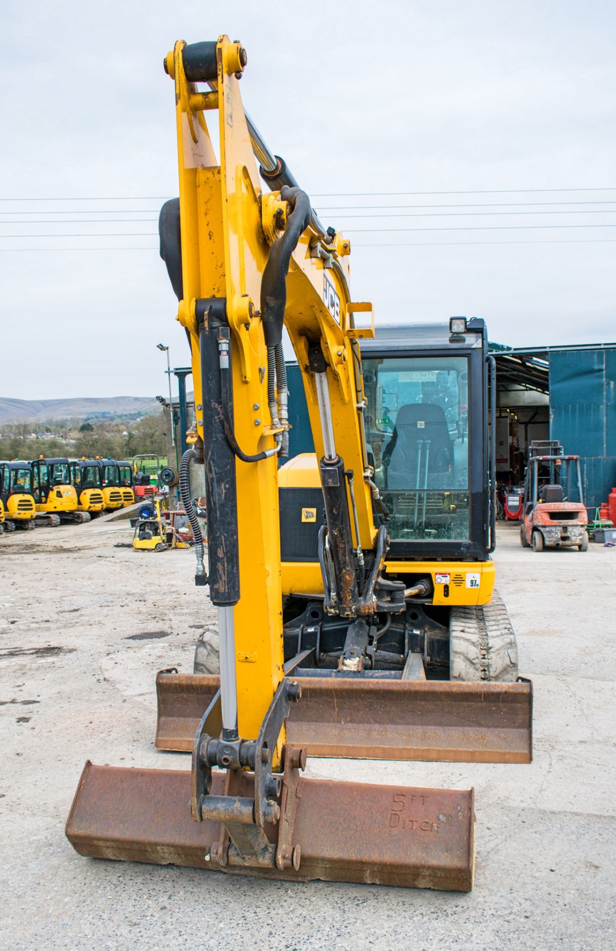 JCB 65R-1 6.5 tonne rubber tracked excavator Year: 2015 S/N: 1913919 Recorded Hours: 1886 blade, - Image 5 of 12