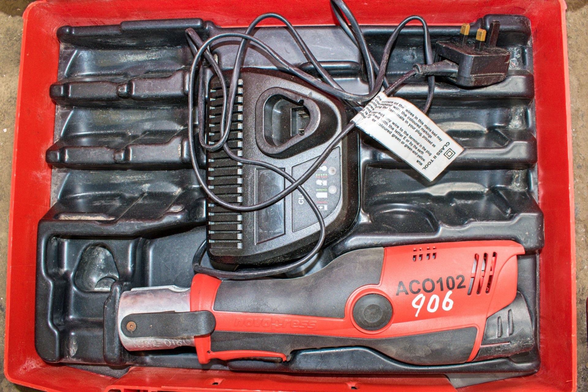 Novopress cordless pipe crimping tool c/w battery, charger & carry case