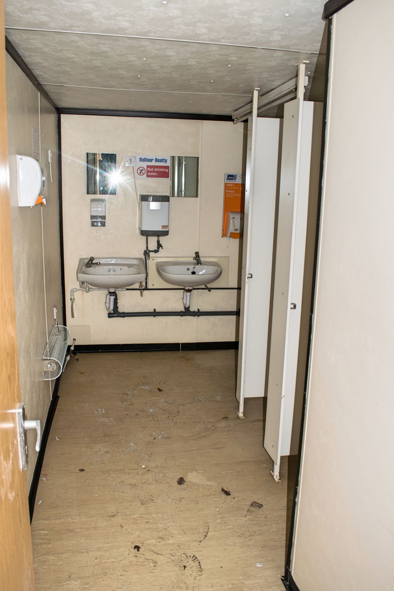 32 ft x 10 ft steel office/toilet unit Comprising of: office, ladies & gents toilet A343980 ** - Image 6 of 9