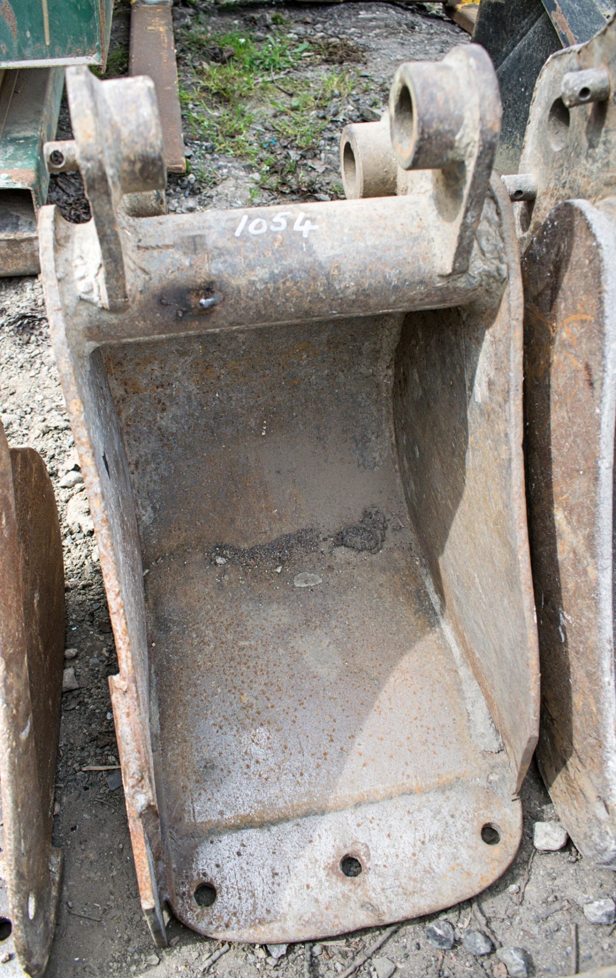 1 ft digging bucket