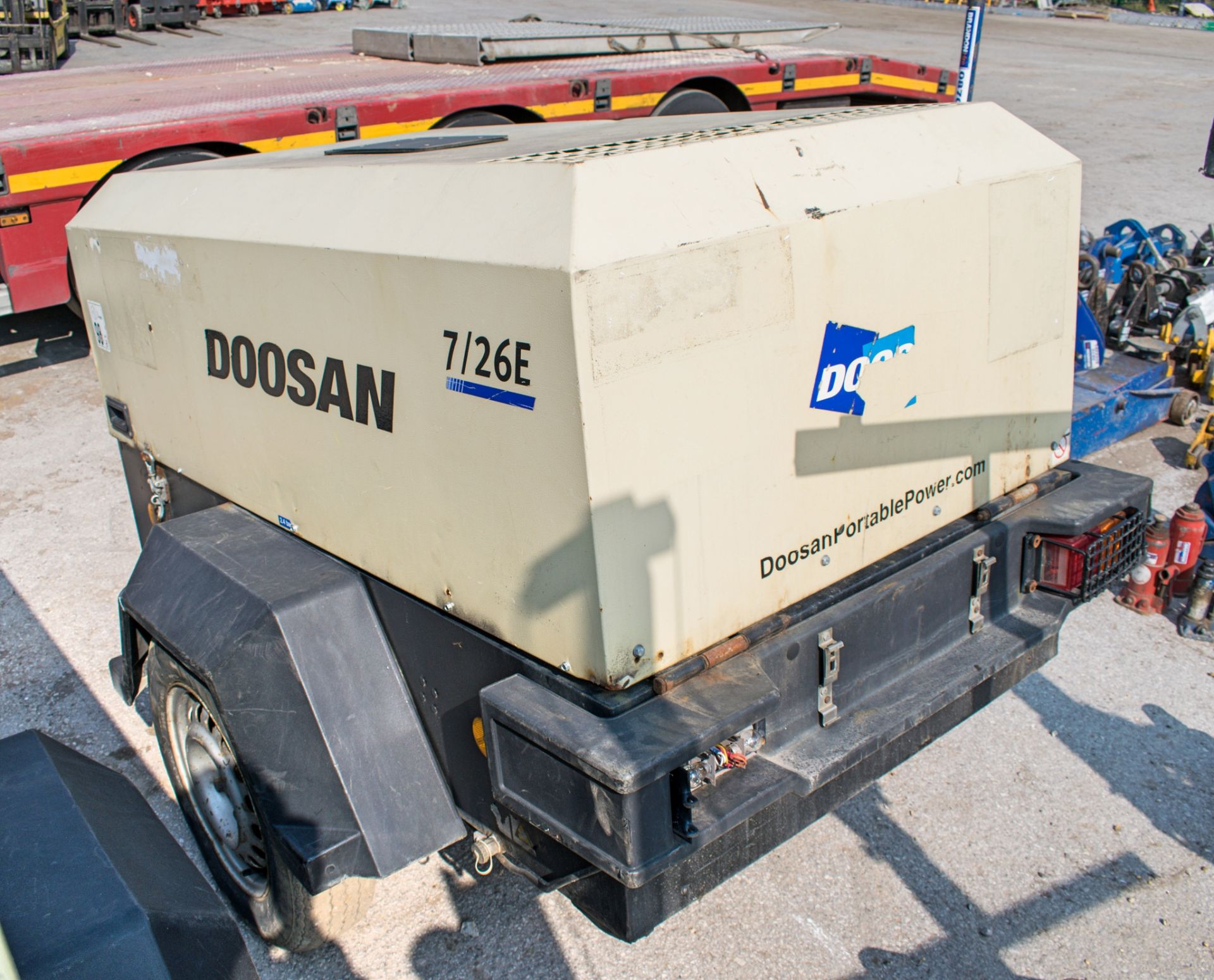 Doosan 726E diesel driven mobile air compressor/generator Year: 2012 S/N: 109260 Recorded Hours: 487 - Image 2 of 3