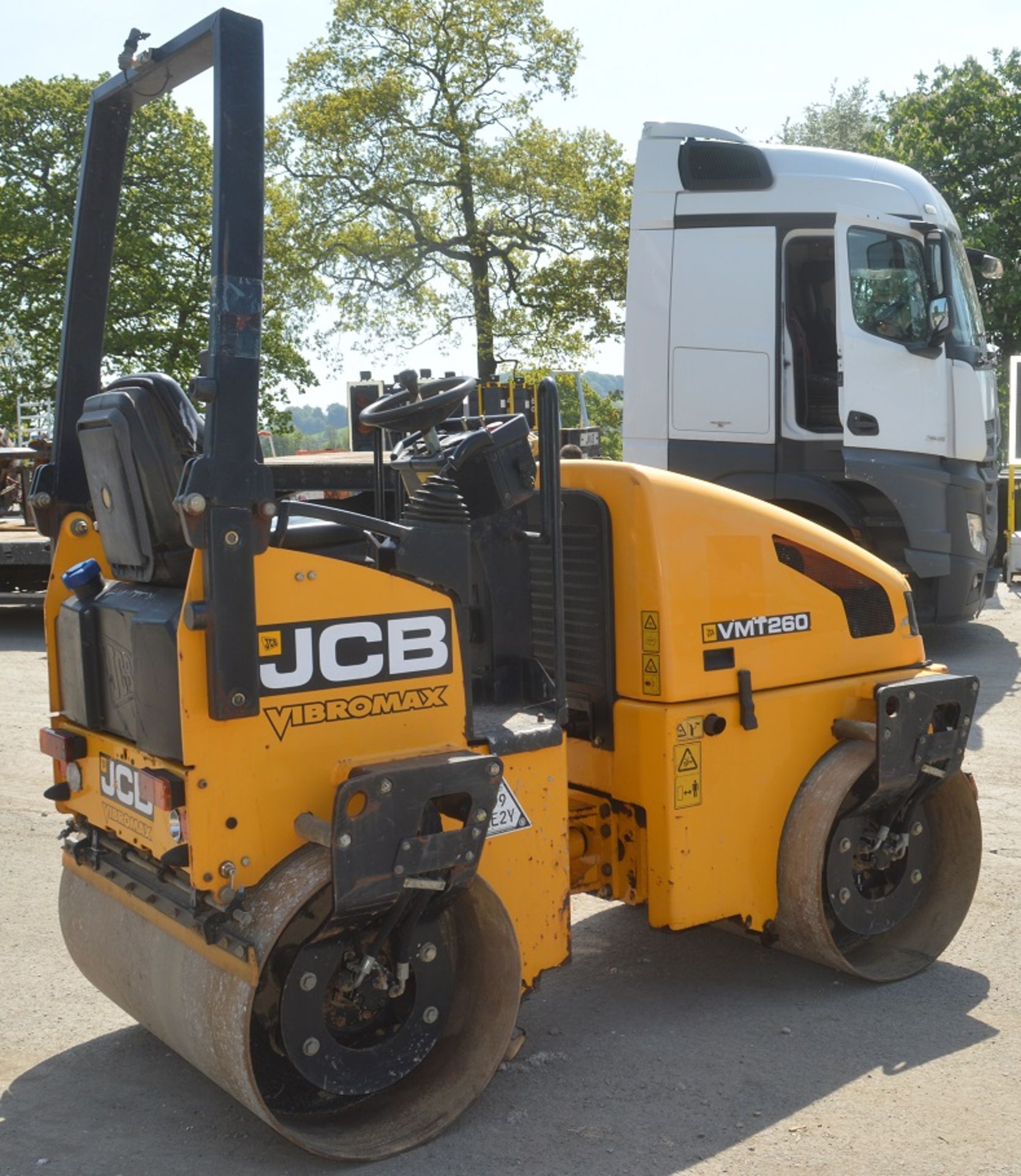 JCB VMT 260-120 double drum ride on roller Year: 2011 S/N: 2803244 Recorded Hours: A563270 - Image 4 of 16