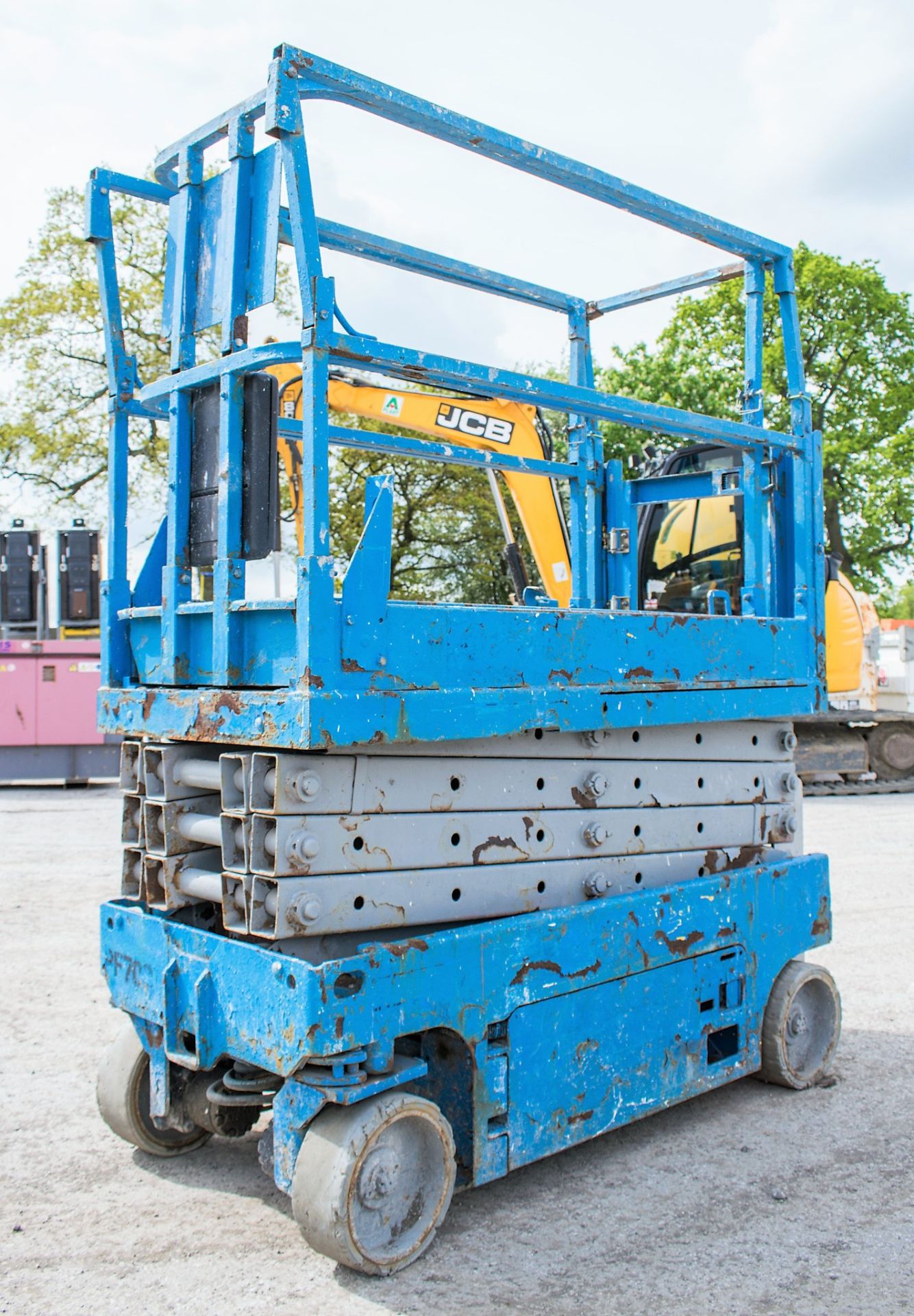 Genie GS1932M 20 ft battery electric scissor lift access platform Year: 2008 S/N: 624 Recorded - Image 3 of 5