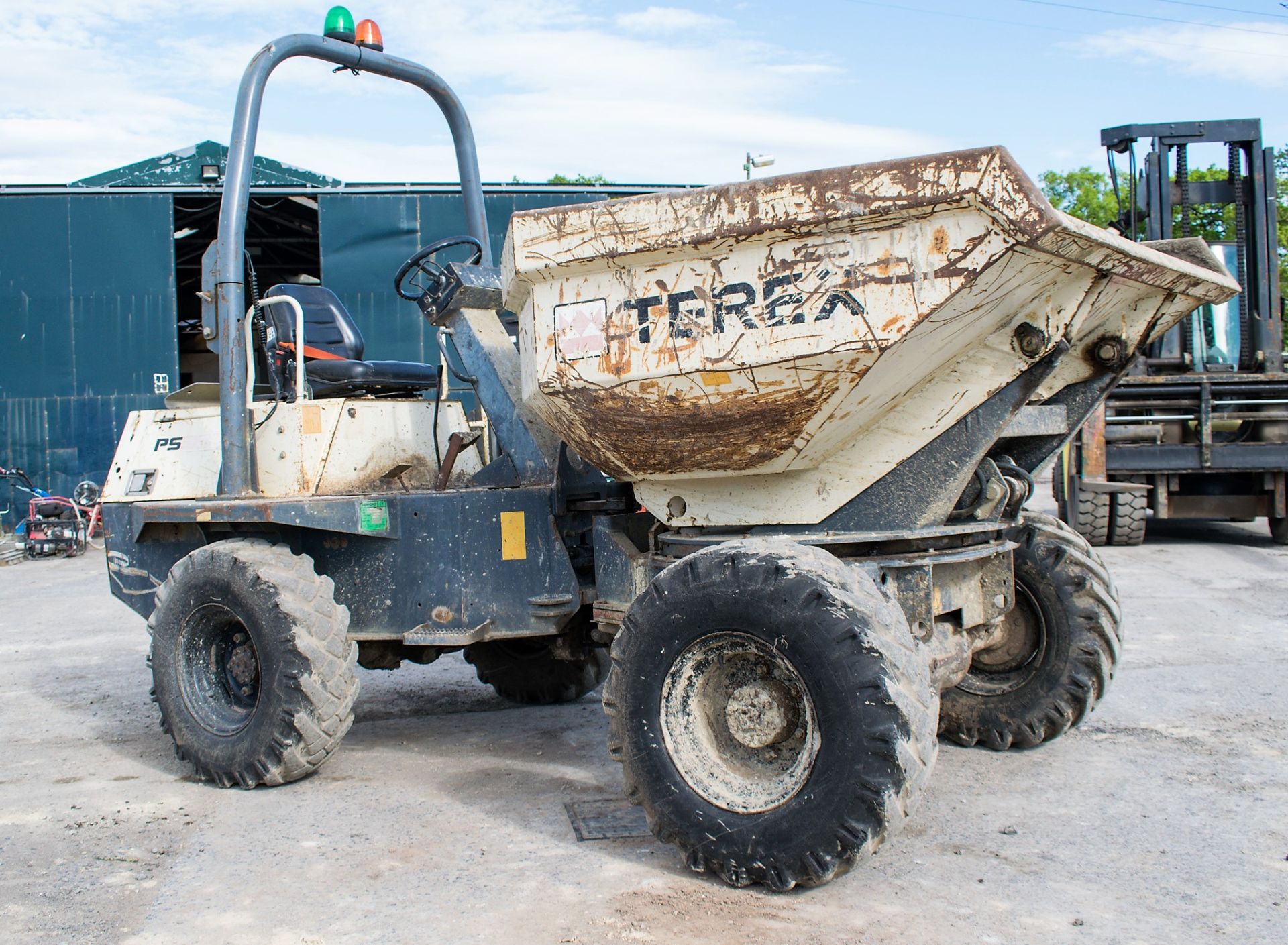 Terex 3 tonne swivel skip dumper Year: 2007 S/N: E703FS094 Recorded Hours: 3150 D1375 - Image 3 of 16