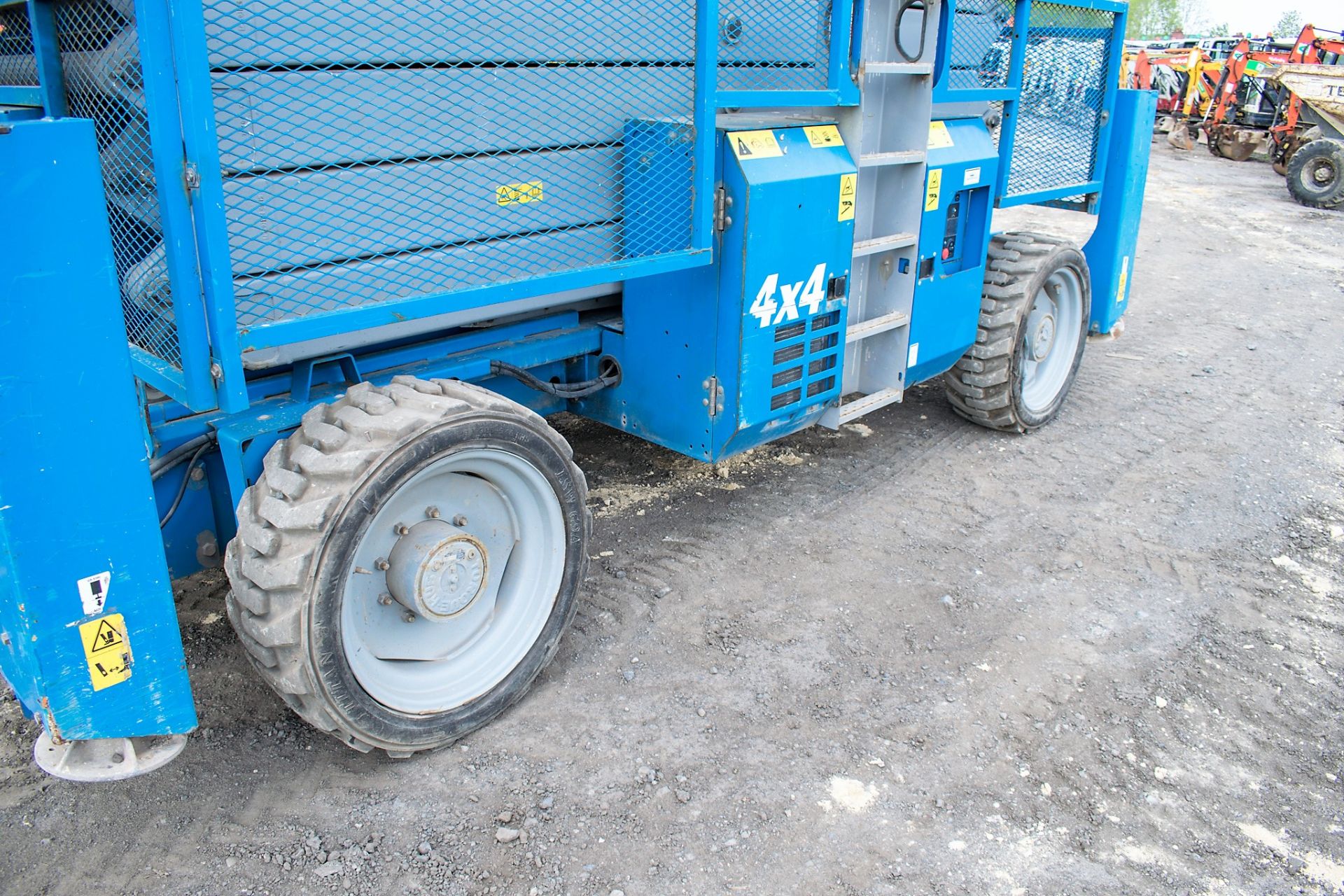 Genie GS 5390 60 ft diesel driven 4 wheel drive scissor lift access platform Year: 2013 S/N: 48858 - Image 6 of 8