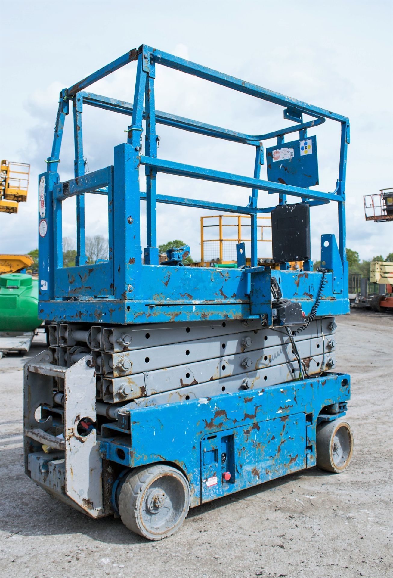 Genie GS1932M 20 ft battery electric scissor lift access platform Year: 2008 S/N: 624 Recorded