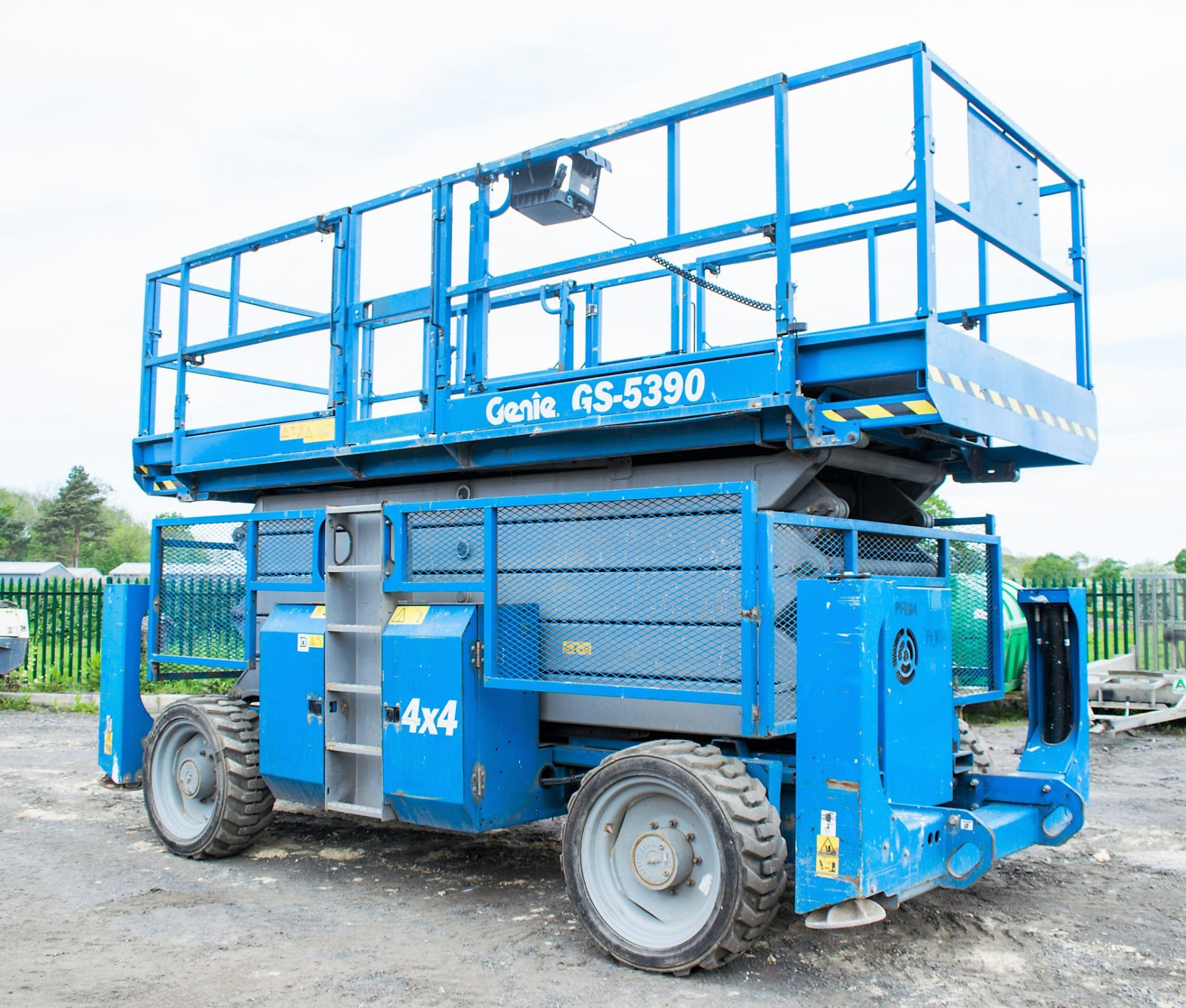 Genie GS 5390 60 ft diesel driven 4 wheel drive scissor lift access platform Year: 2013 S/N: 48858 - Image 4 of 8