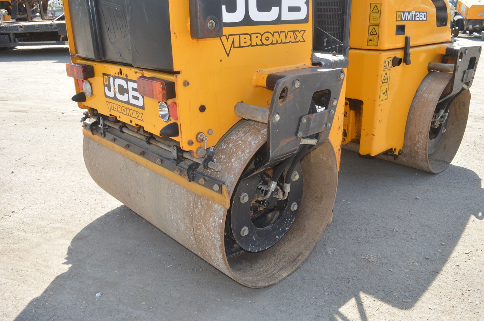 JCB VMT 260-120 double drum ride on roller Year: 2011 S/N: 2803244 Recorded Hours: A563270 - Image 10 of 16