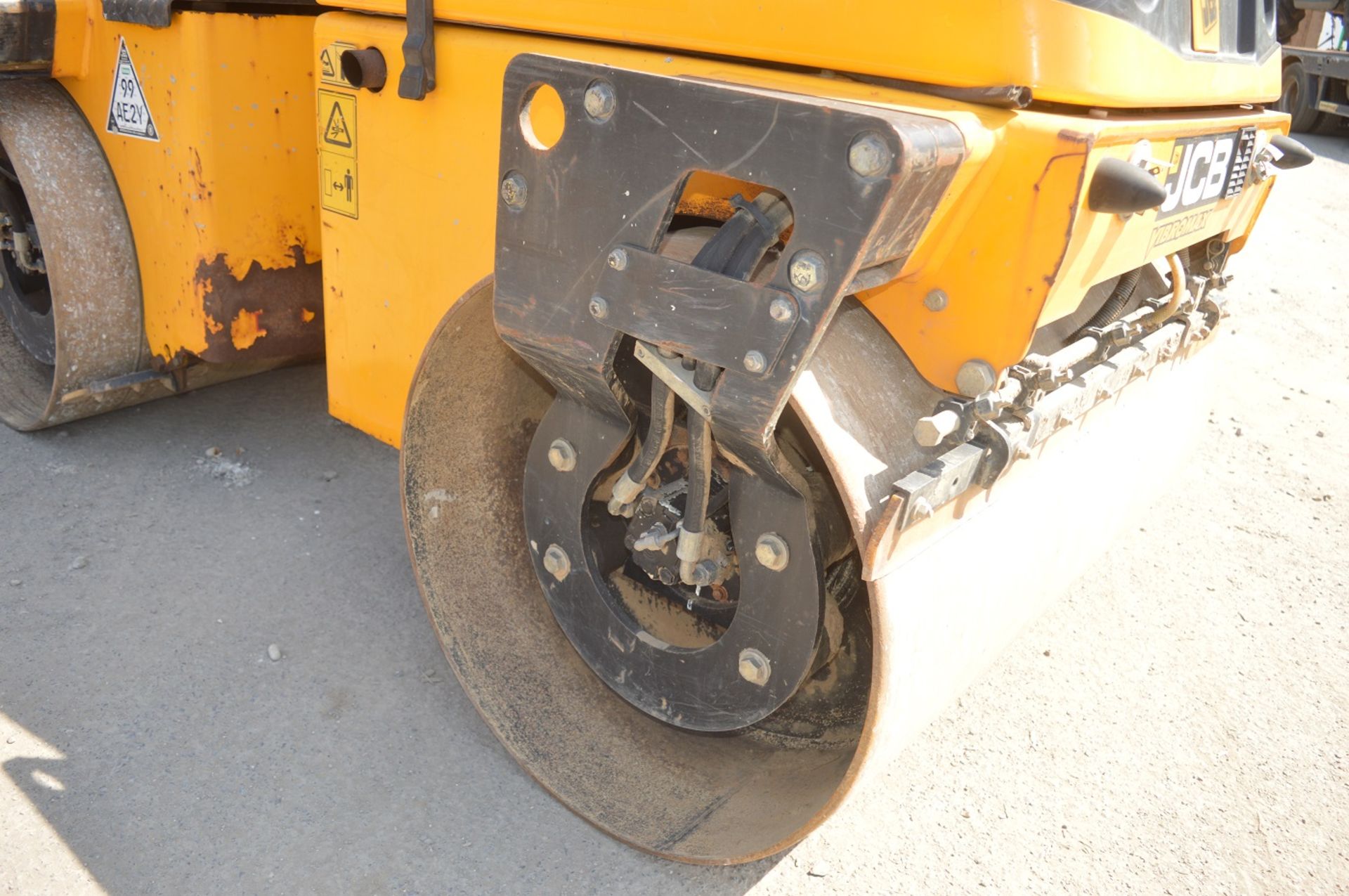 JCB VMT 260-120 double drum ride on roller Year: 2011 S/N: 2803244 Recorded Hours: A563270 - Image 12 of 16