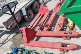 Hand hydraulic pallet truck A676318 ** Wheels seized **