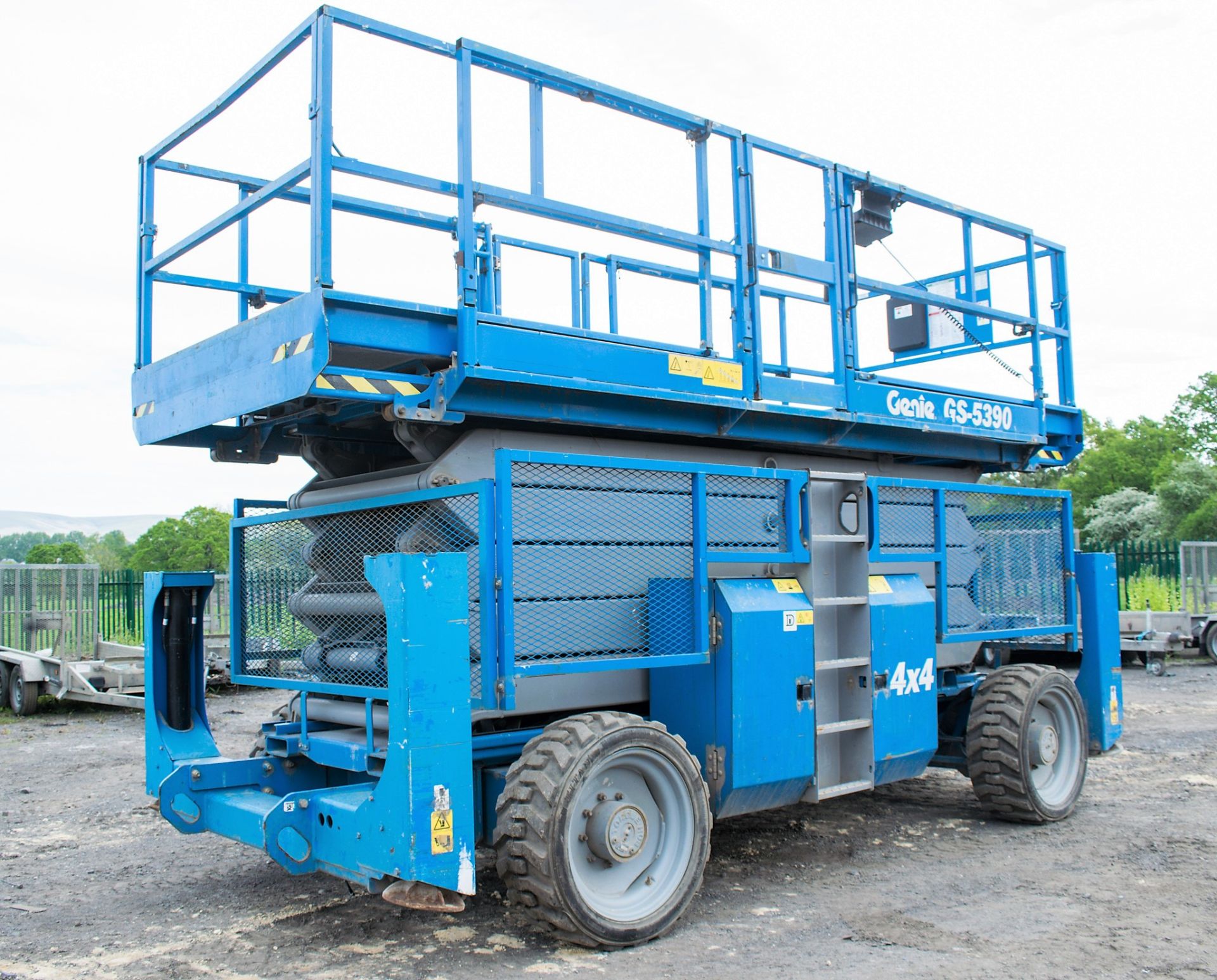 Genie GS 5390 60 ft diesel driven 4 wheel drive scissor lift access platform Year: 2013 S/N: 48858 - Image 3 of 8