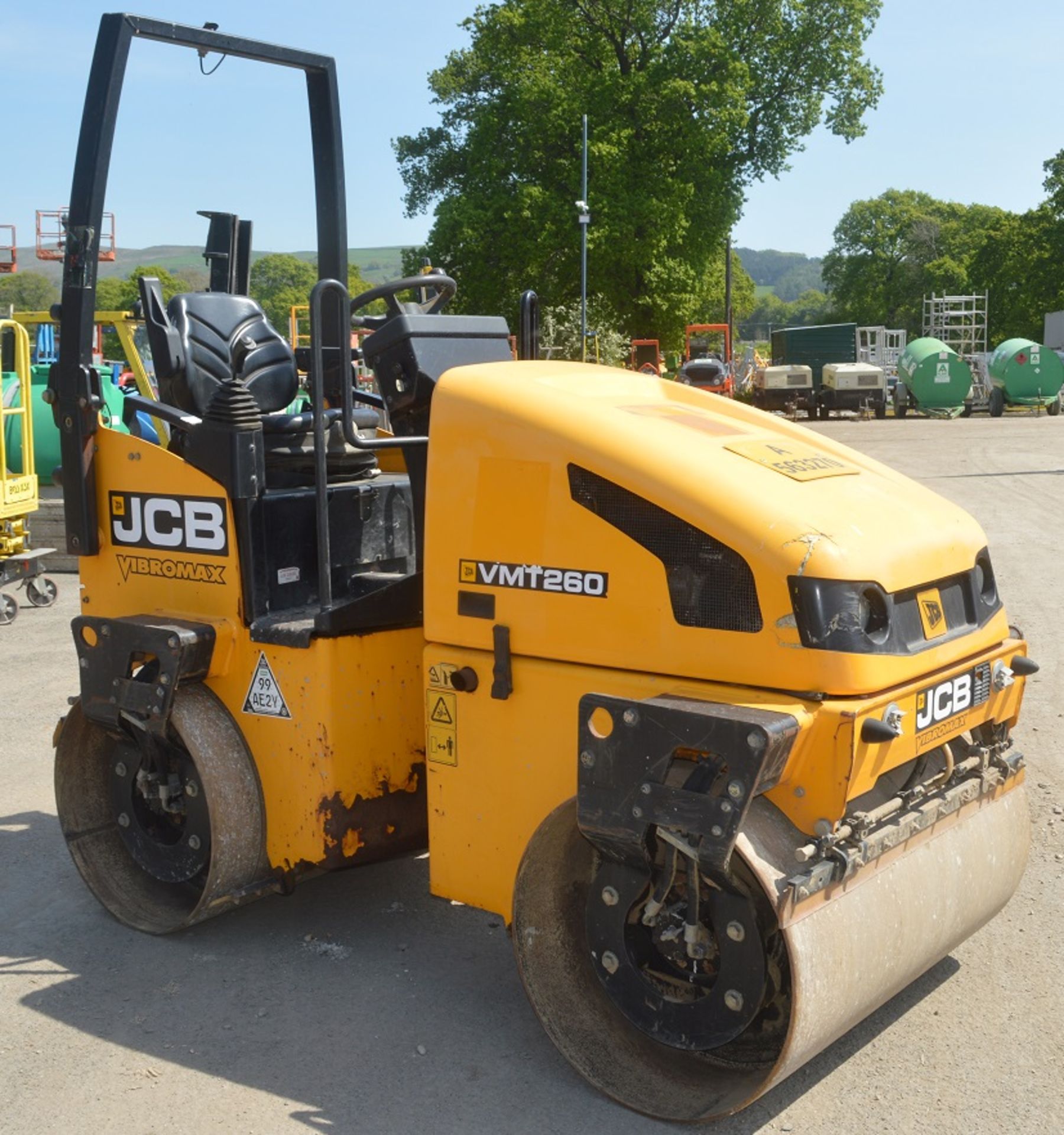 JCB VMT 260-120 double drum ride on roller Year: 2011 S/N: 2803244 Recorded Hours: A563270 - Image 5 of 16