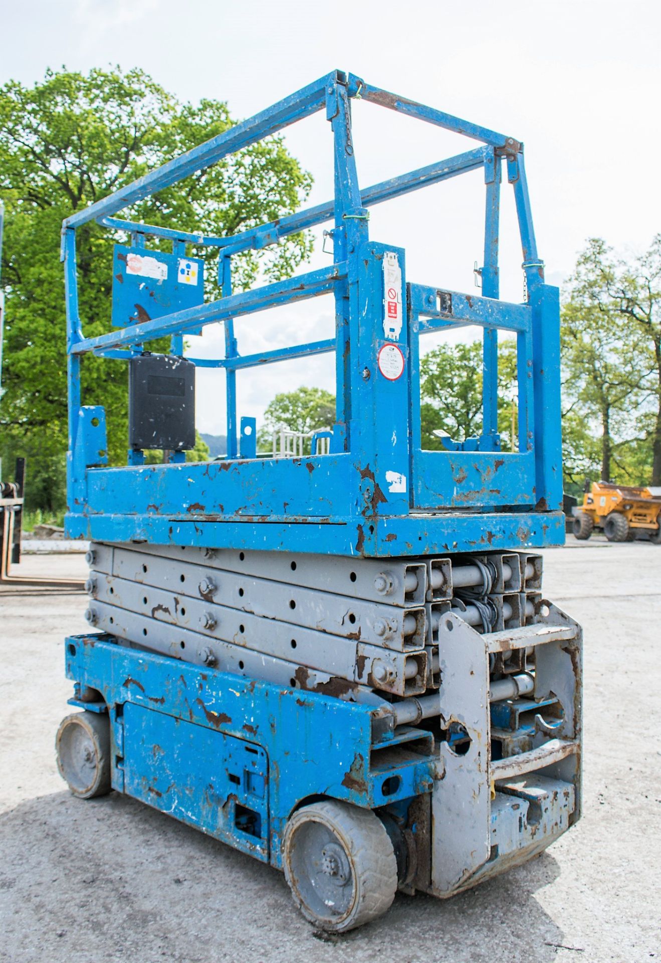 Genie GS1932M 20 ft battery electric scissor lift access platform Year: 2008 S/N: 624 Recorded - Image 4 of 5