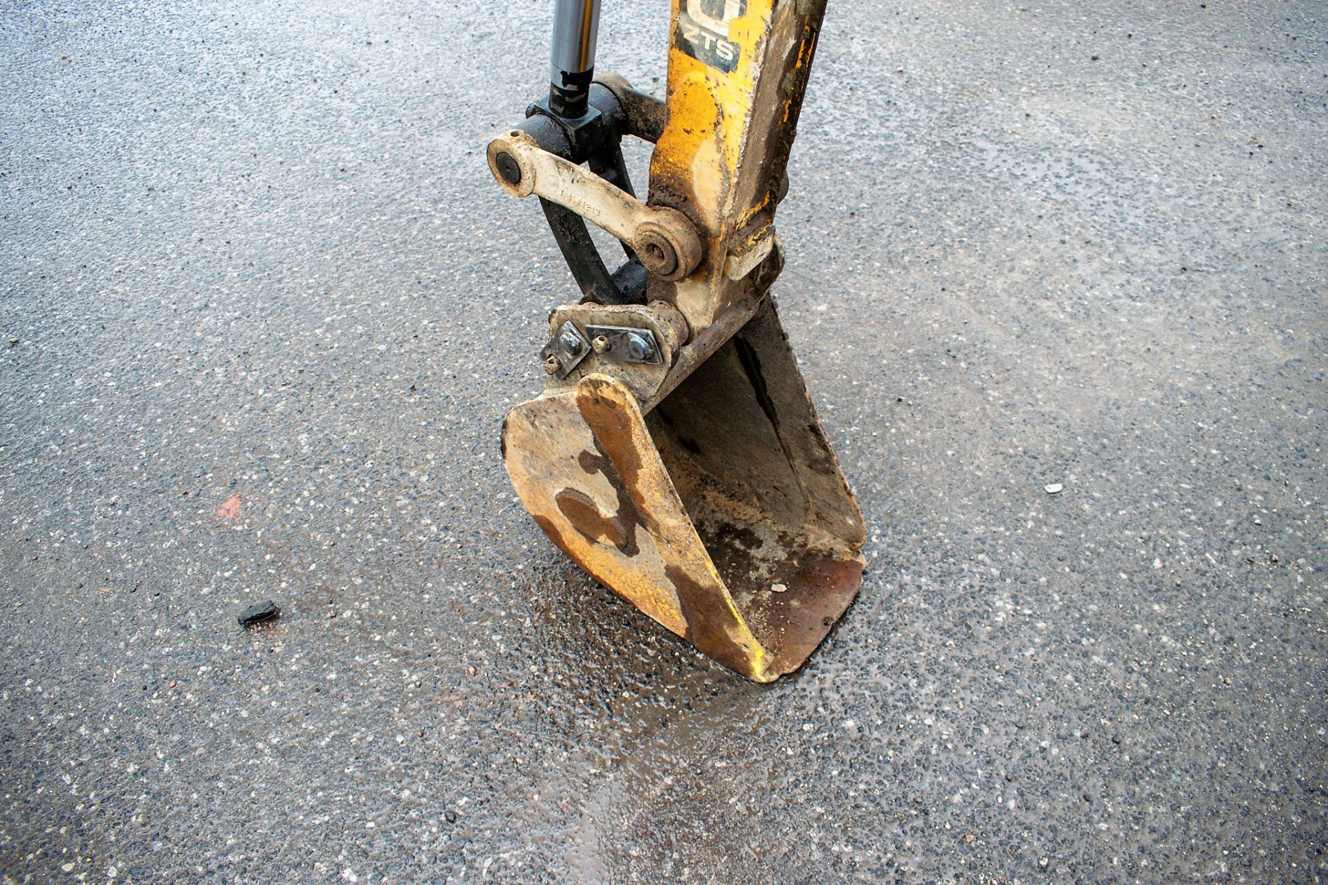 JCB 8030 ZTS 3 tonne rubber tracked mini excavator Year: 2015 S/N: 2432303 Recorded hours: 1204 - Image 9 of 12