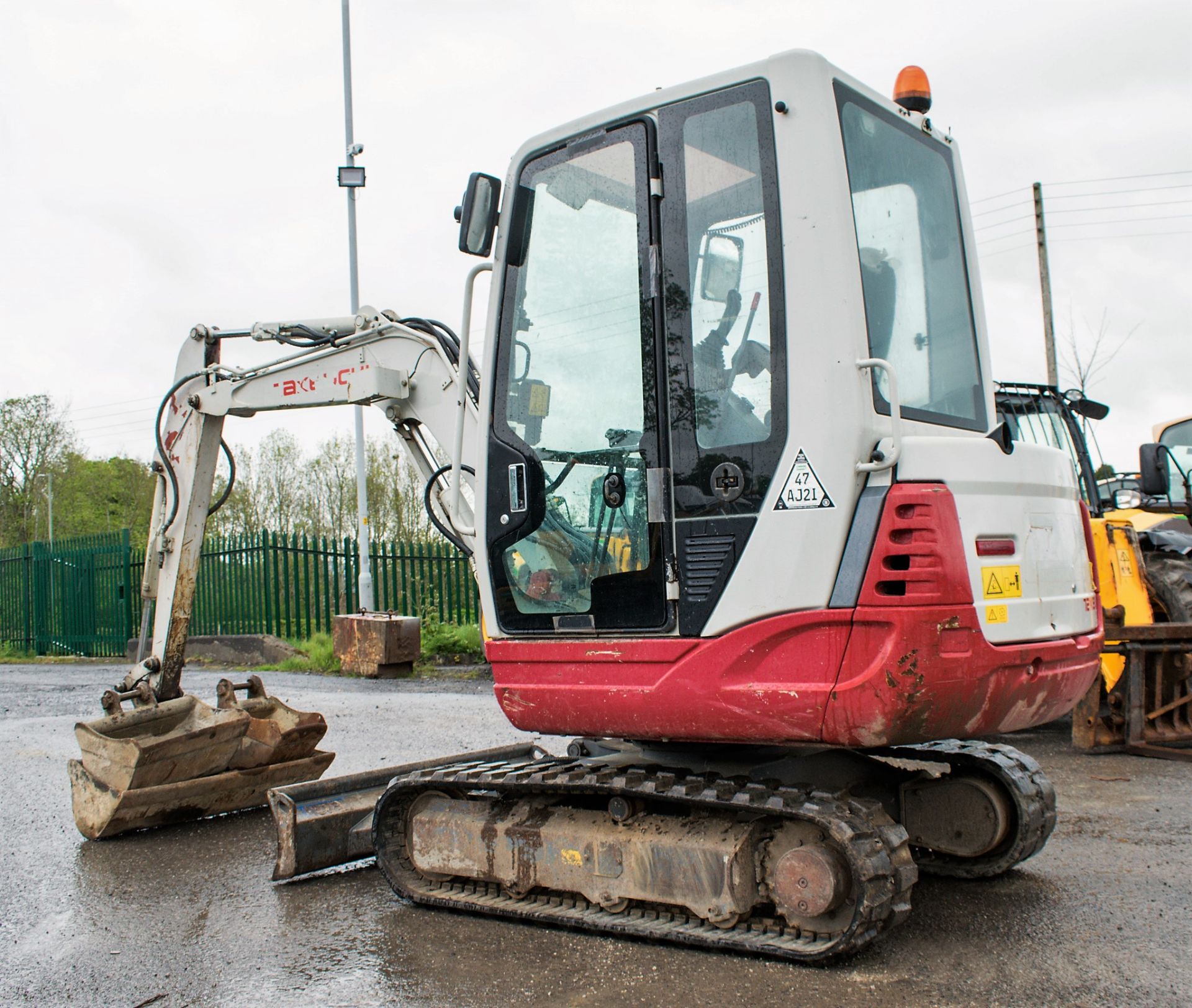 Takeuchi TB228 2.8 tonne rubber tracked excavator Year: 2014 S/N: Recorded Hours:  blade, piped, - Image 3 of 13