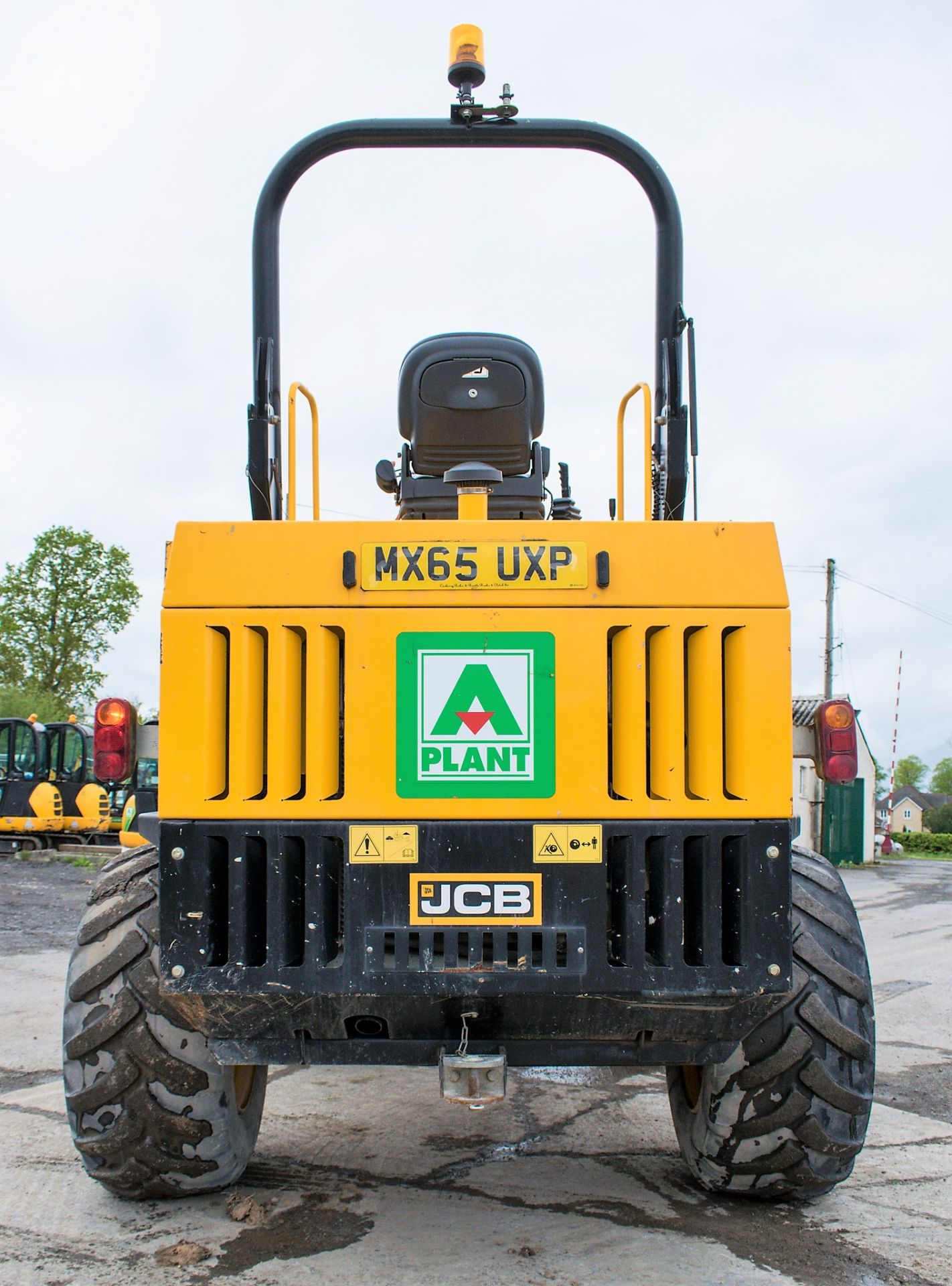 JCB 9 tonne straight skip dumper Year: 2015 S/N: 18192 Recorded Hours: 1213 A677211 - Image 6 of 14