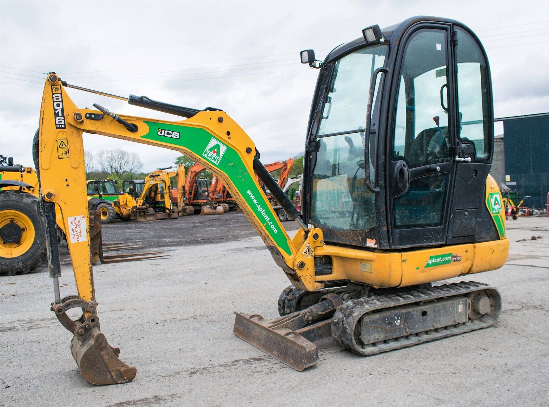 JCB 8016 1.6 tonne rubber tracked mini excavator Year: 2013 S/N: 2071482 Recorded Hours: 1312 blade,