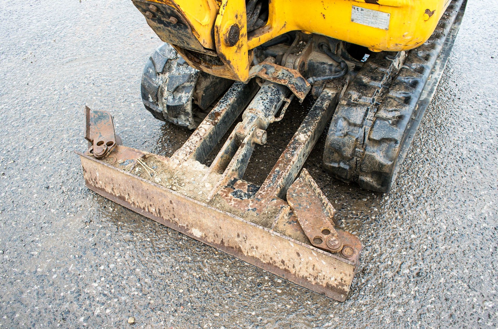 JCB 8018 1.8 tonne rubber tracked mini excavator Year: 2014 S/N: 2333718 Recorded Hours: 1585 blade, - Image 8 of 12