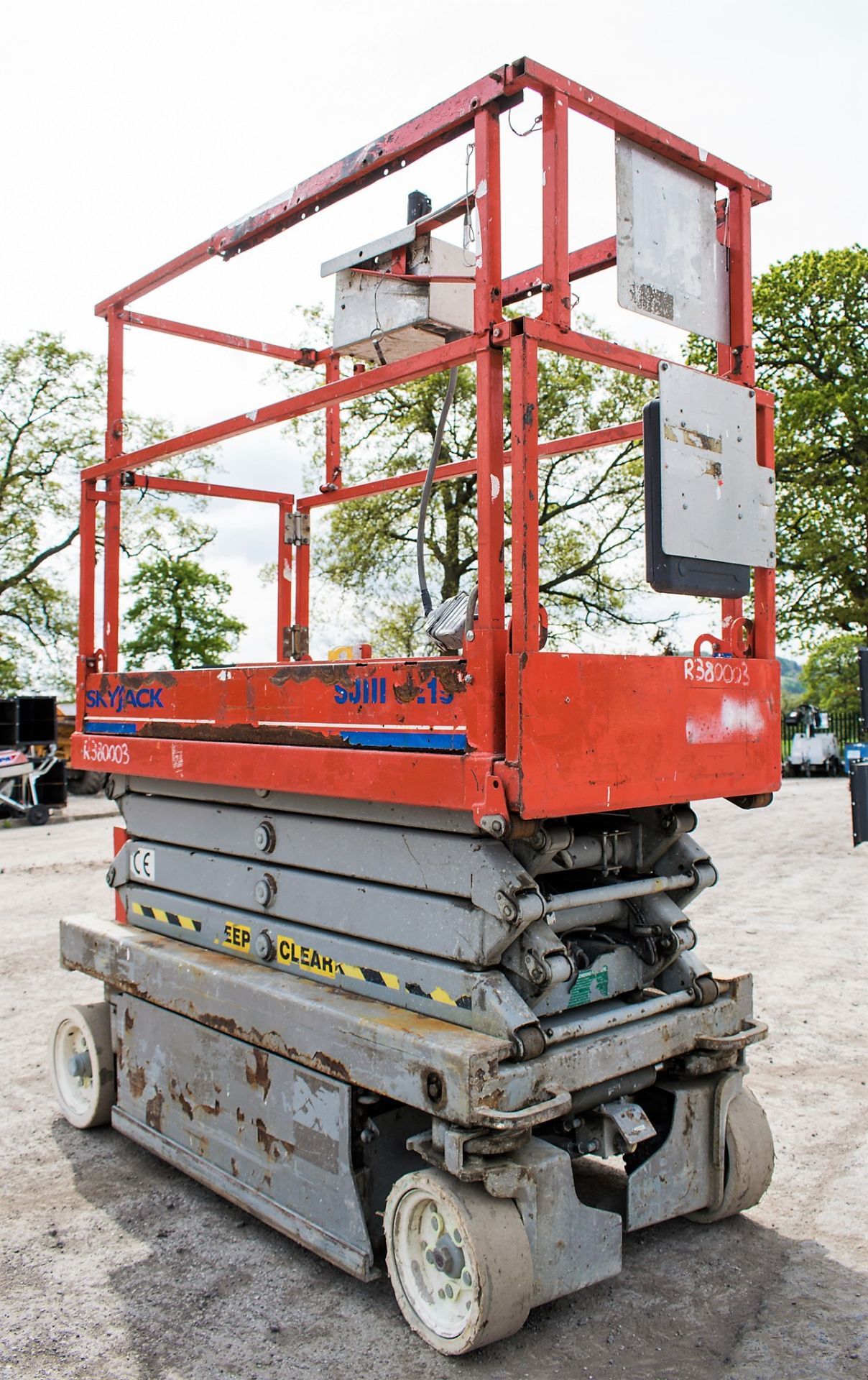 SkyJack SJIII 3219 19 ft battery electric scissor lift access platform Year: 2009 S/N: 22019364 - Image 2 of 6